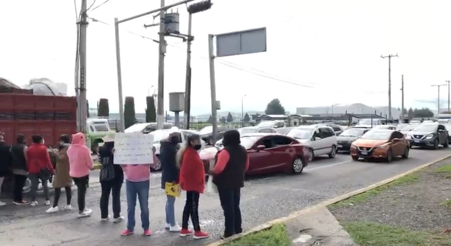 Protestan frente al aeropuerto por abuso sexual en primaria de Toluca