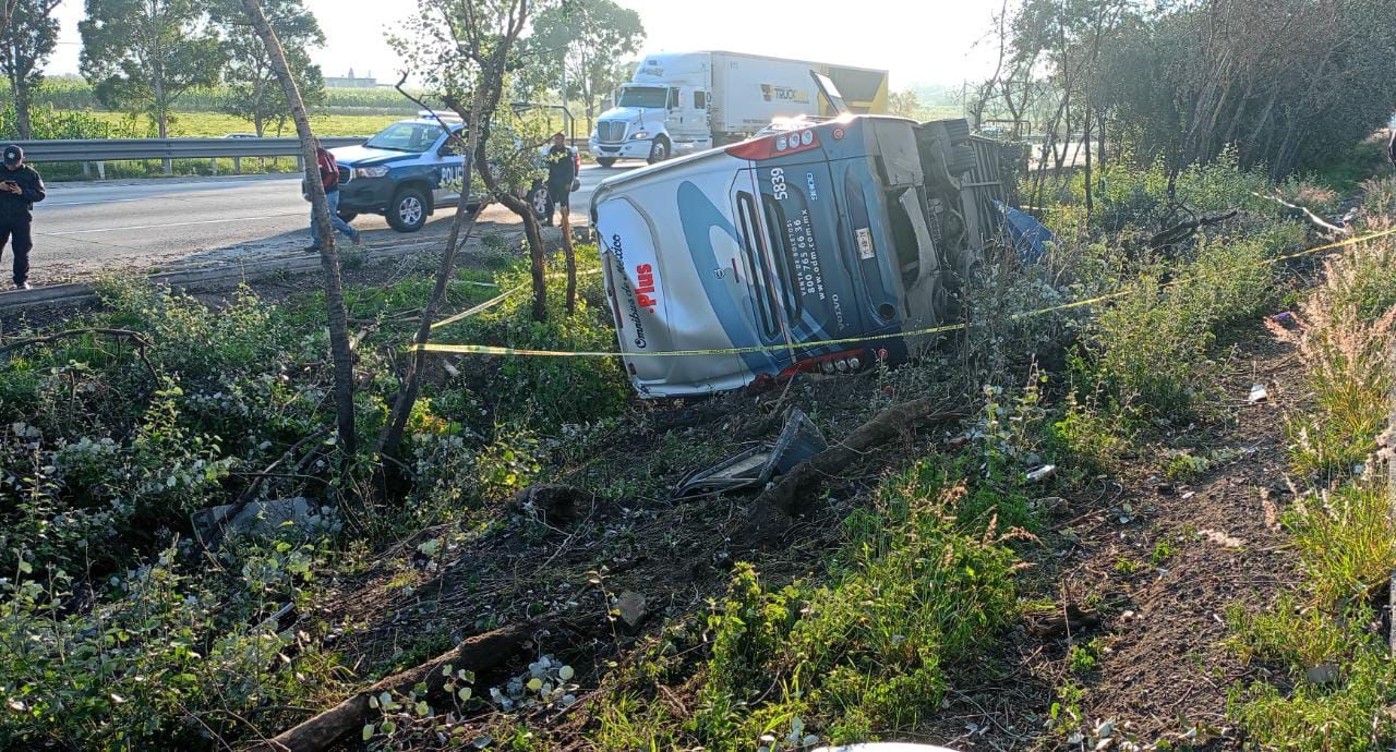 Voladura de autobús en carretera México-Querétaro deja 6 personas fallecidas y 15 lesionadas