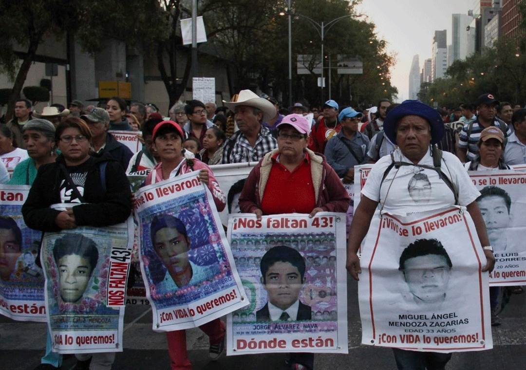 Padres de Ayotzinapa Acusan a AMLO de dividirlos