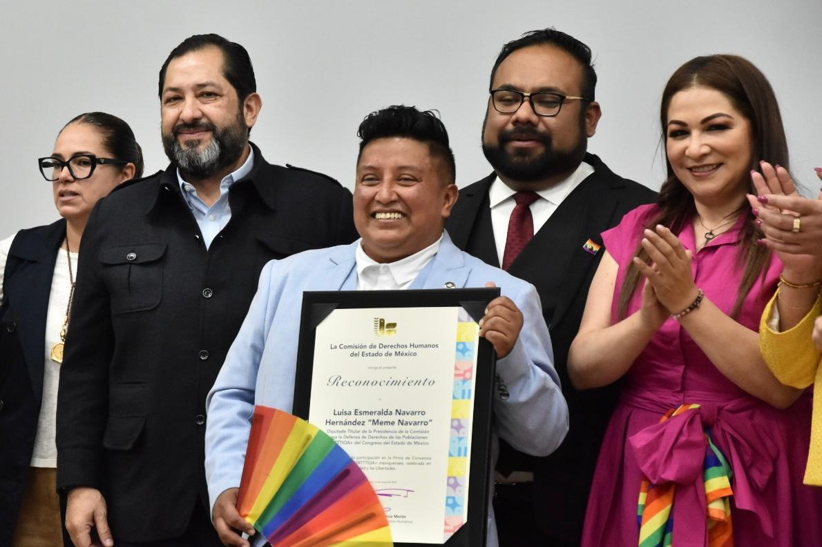 Firma Luisa Navarro convenio en favor de la comunidad de la diversidad