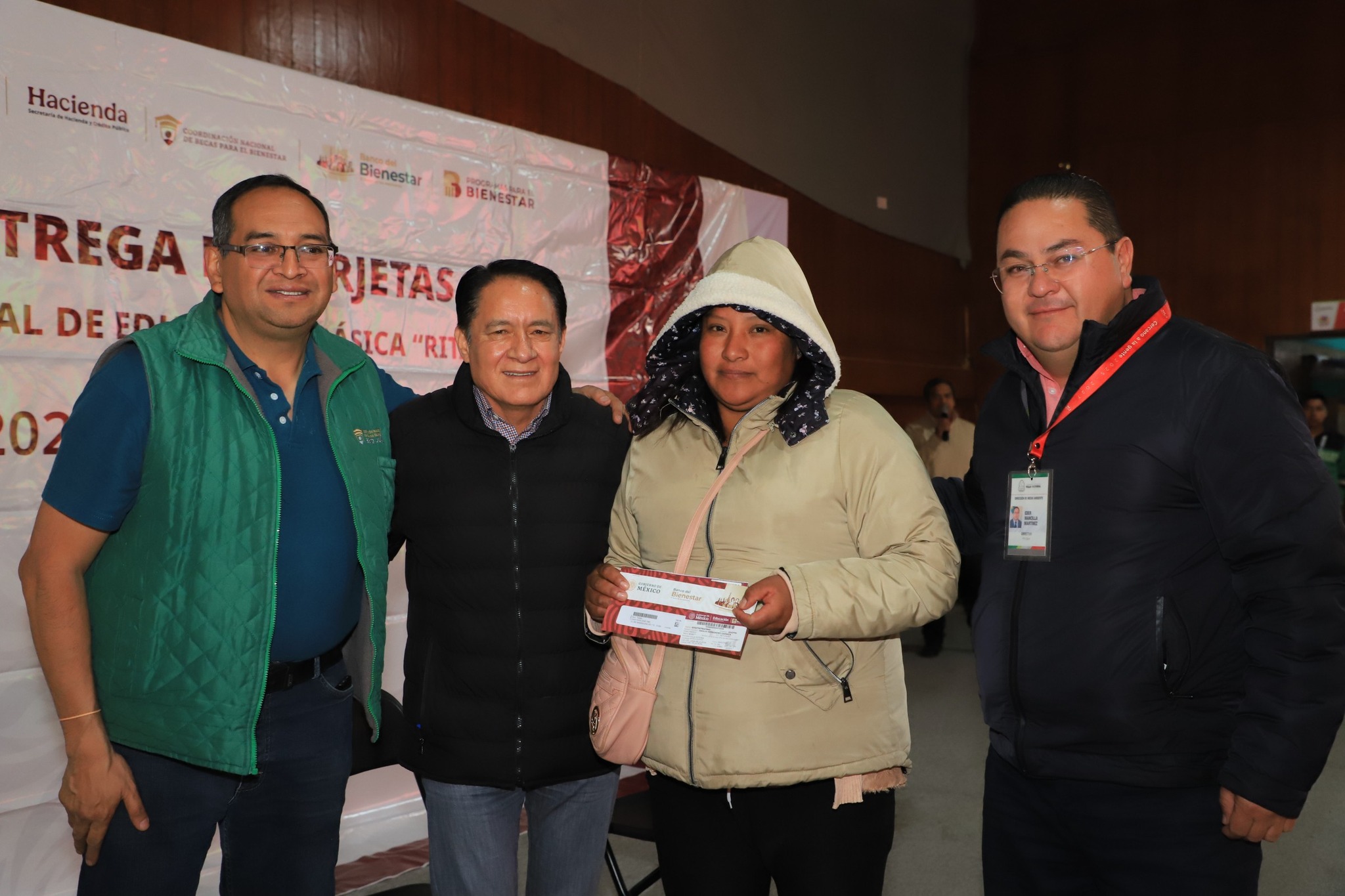 Entrega de becas escolares en Villa Victoria