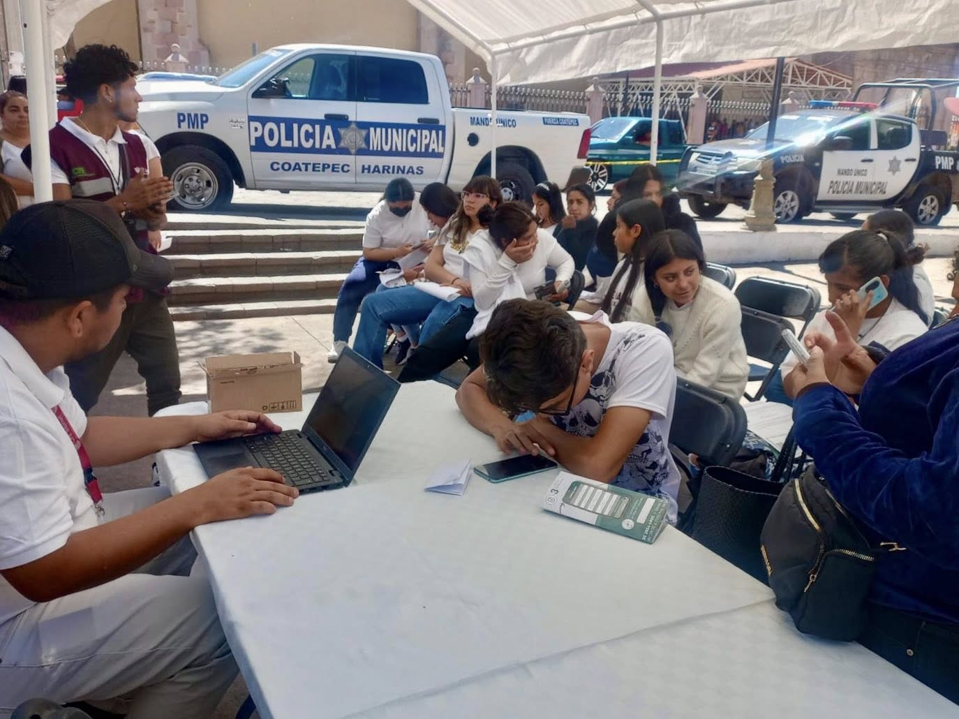 Toño Díaz entrega 300 chips con internet a estudiantes de Coatepec Harinas