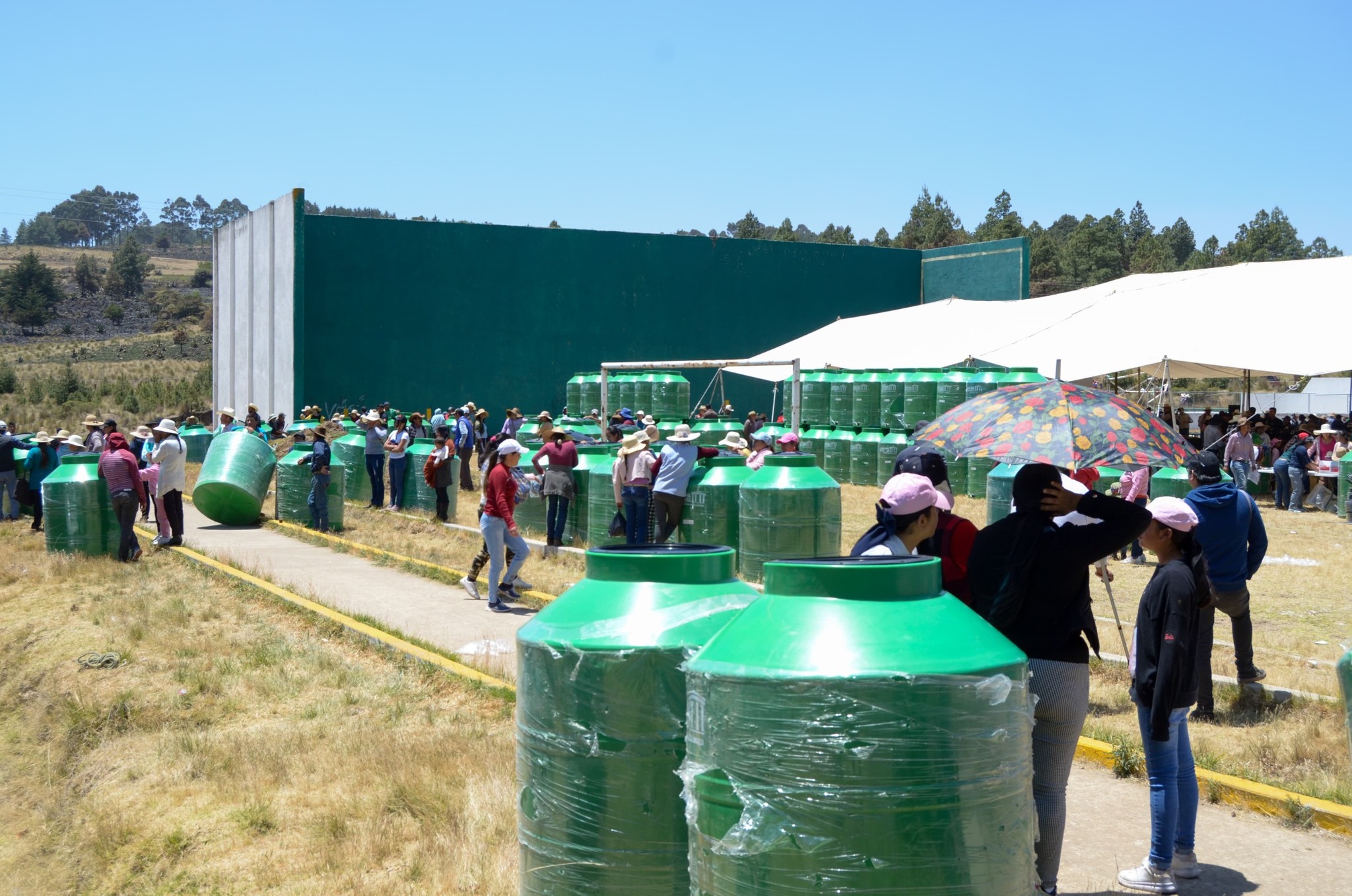 Alcalde de Almoloya de Juárez Entrega 400 Tinacos en Yebuciví