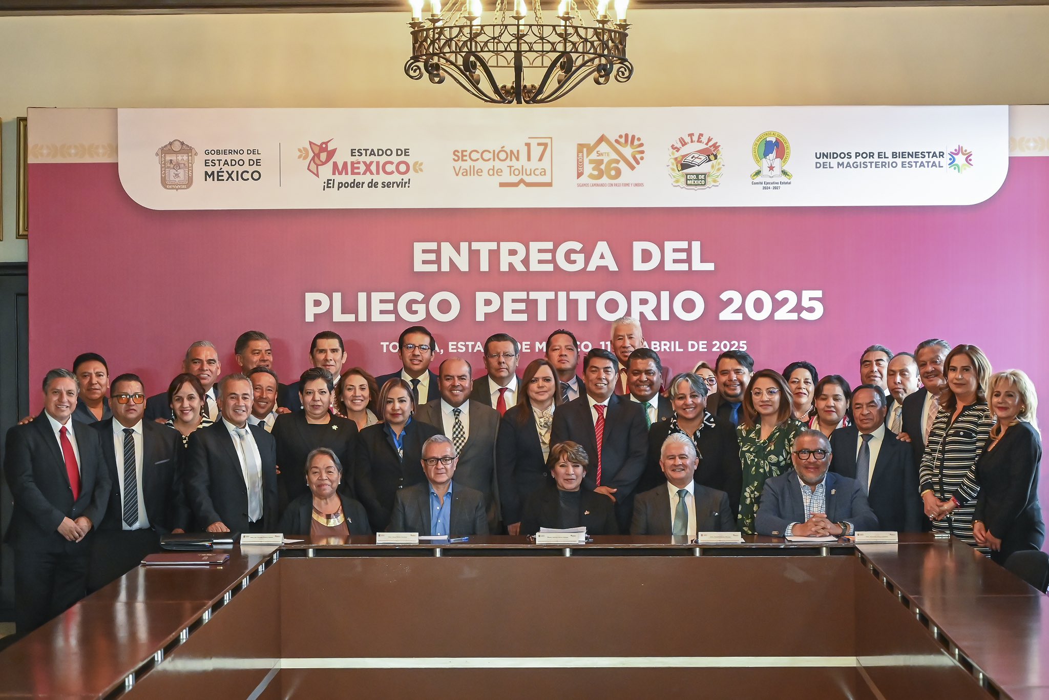 Gobernadora Delfina Gómez Recibe Pliego Petitorio 2025 del Sector Magisterial