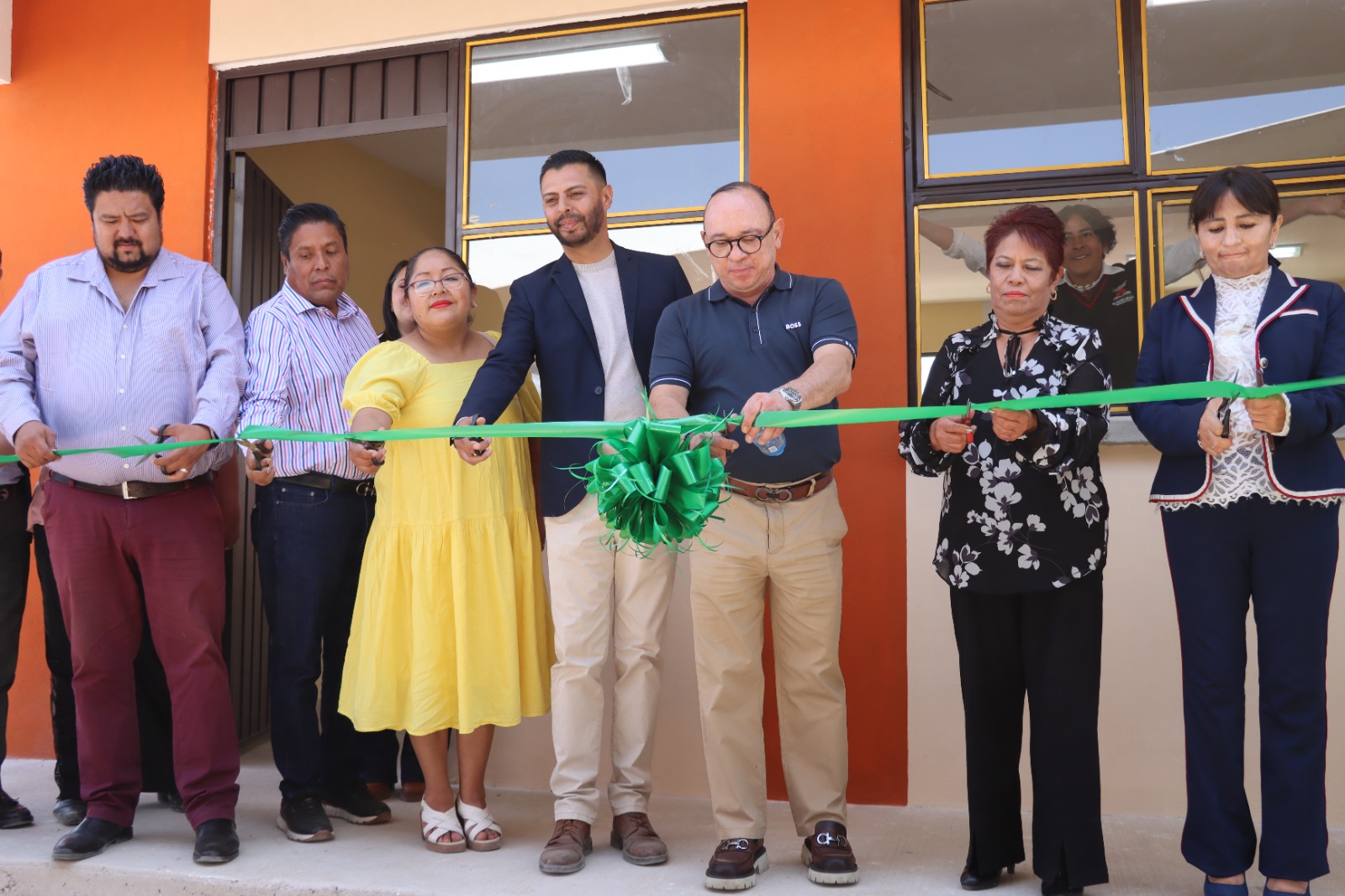 Alcalde de Zinacantepec entrega aulas de Telebachillerato