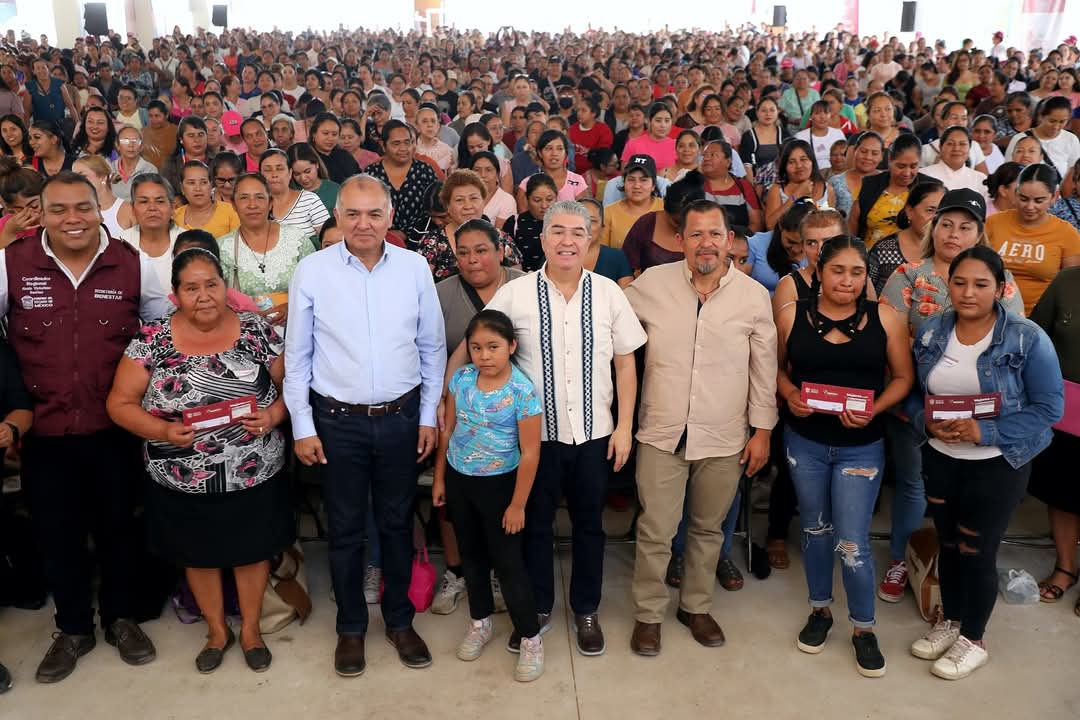 Entregan 3,500 tarjetas del programa Mujeres con Bienestar en Tejupilco