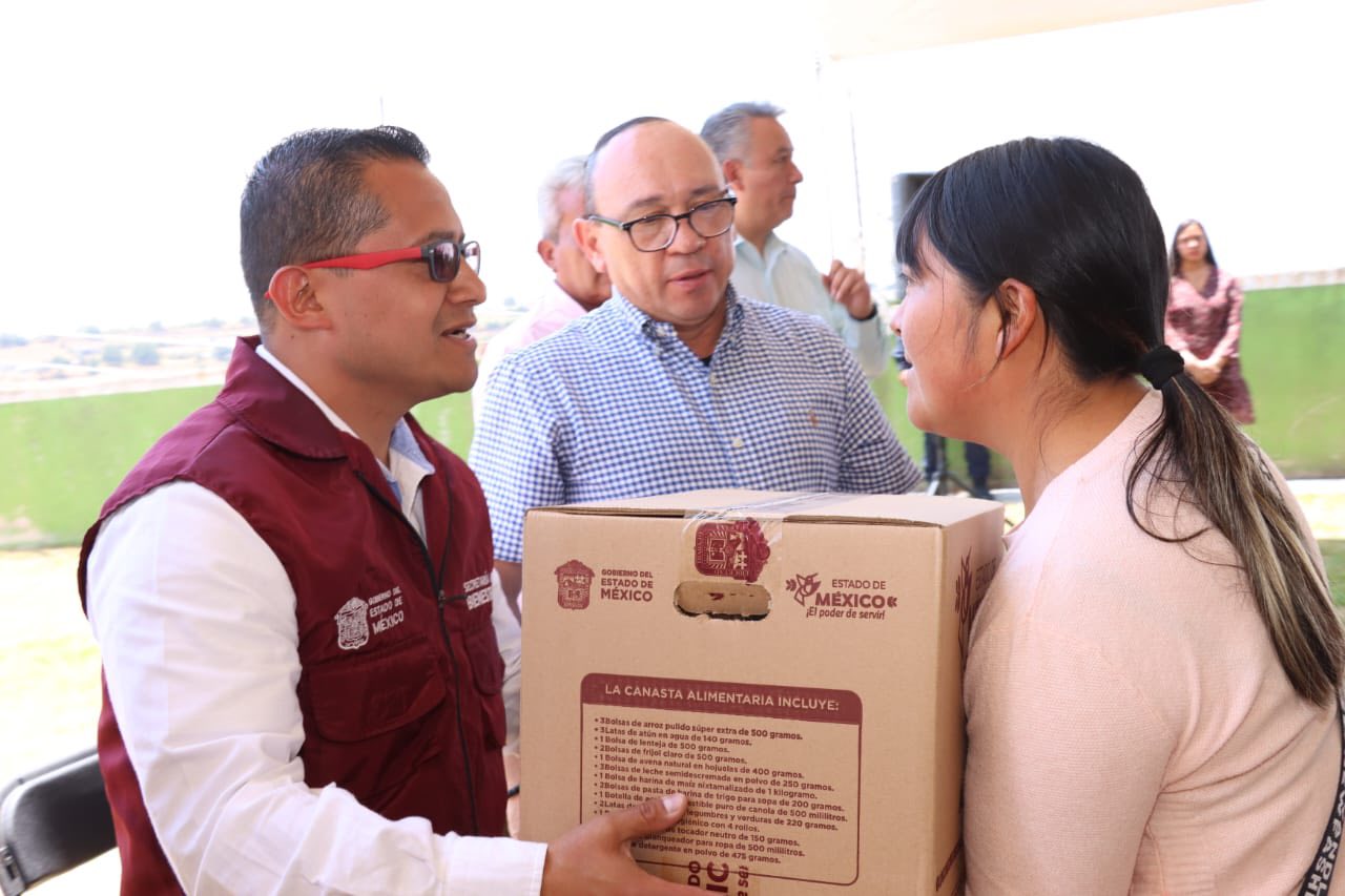 Entrega de canastas alimentarias en Zinacantepec