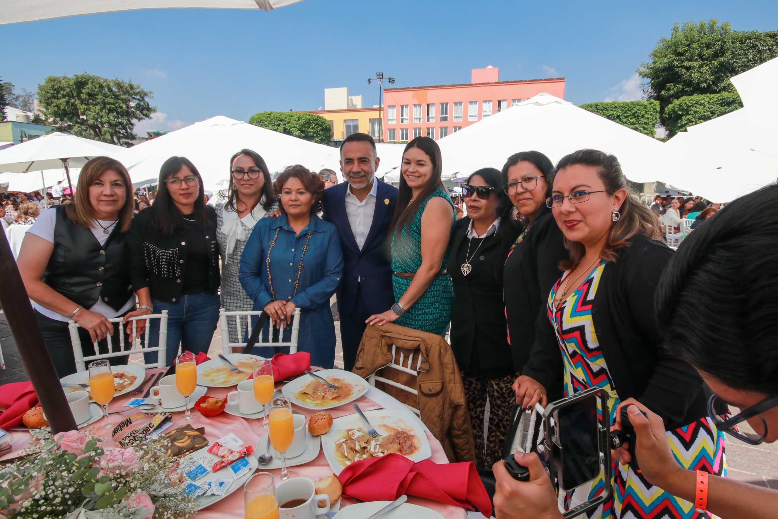 Metepec festeja a las madres del ayuntamiento con aumento salarial
