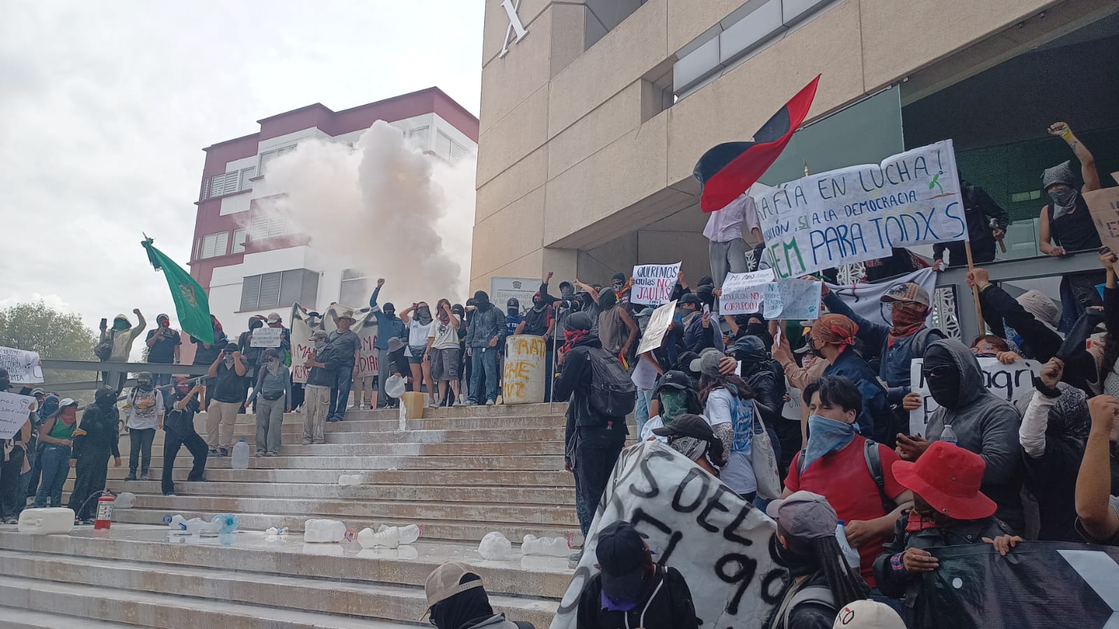 Enérgica marcha de estudiantes de la UAEMex en Toluca