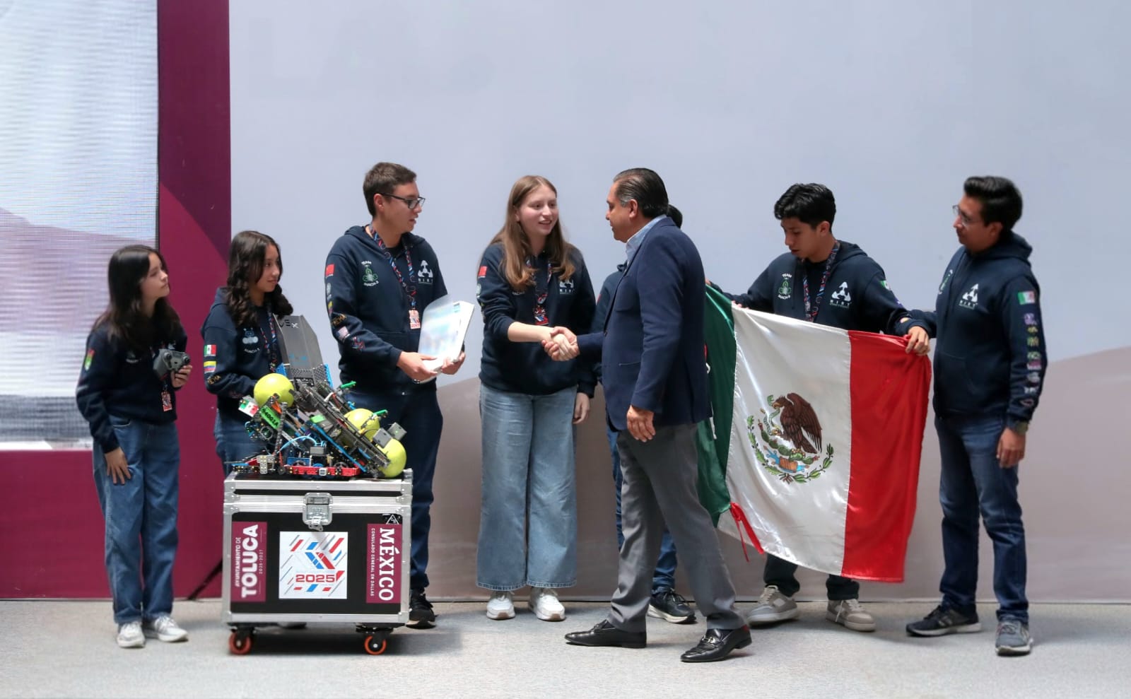 Toluca reconoce al equipo de robótica MACH-3