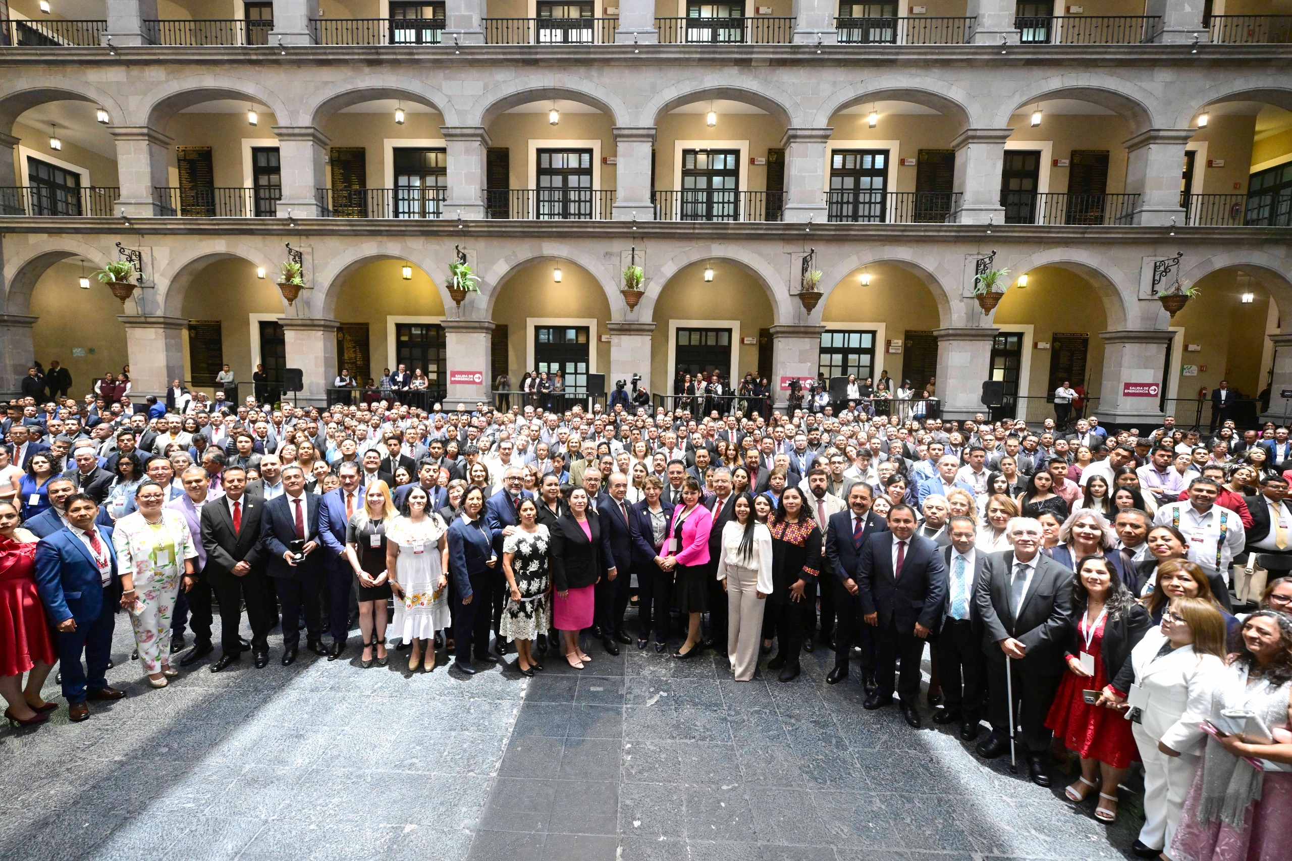 Gobernadora Reconoce a Maestros con Basificaciones y Galardones