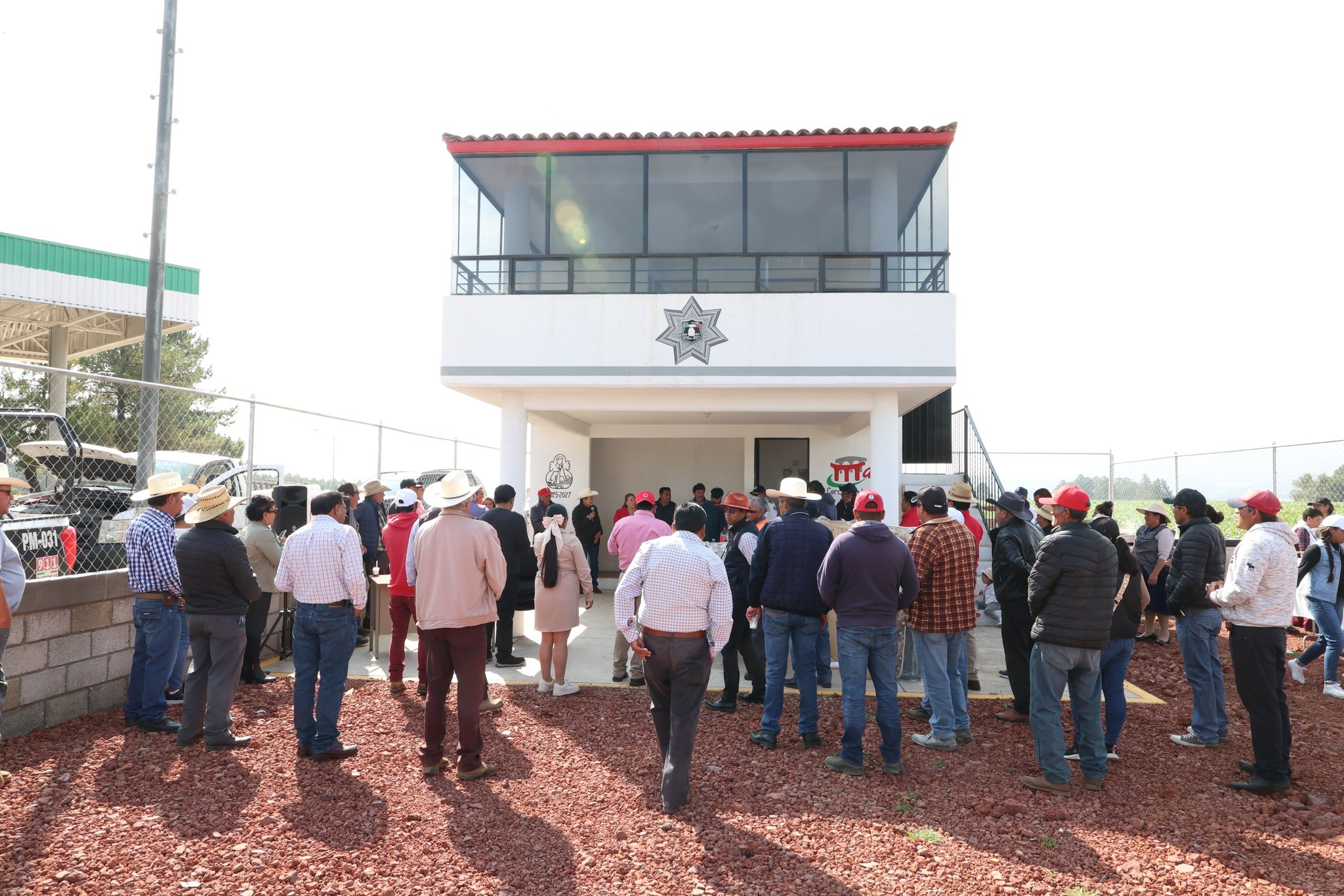 Alcalde de Villa Victoria equipa Módulo de Seguridad