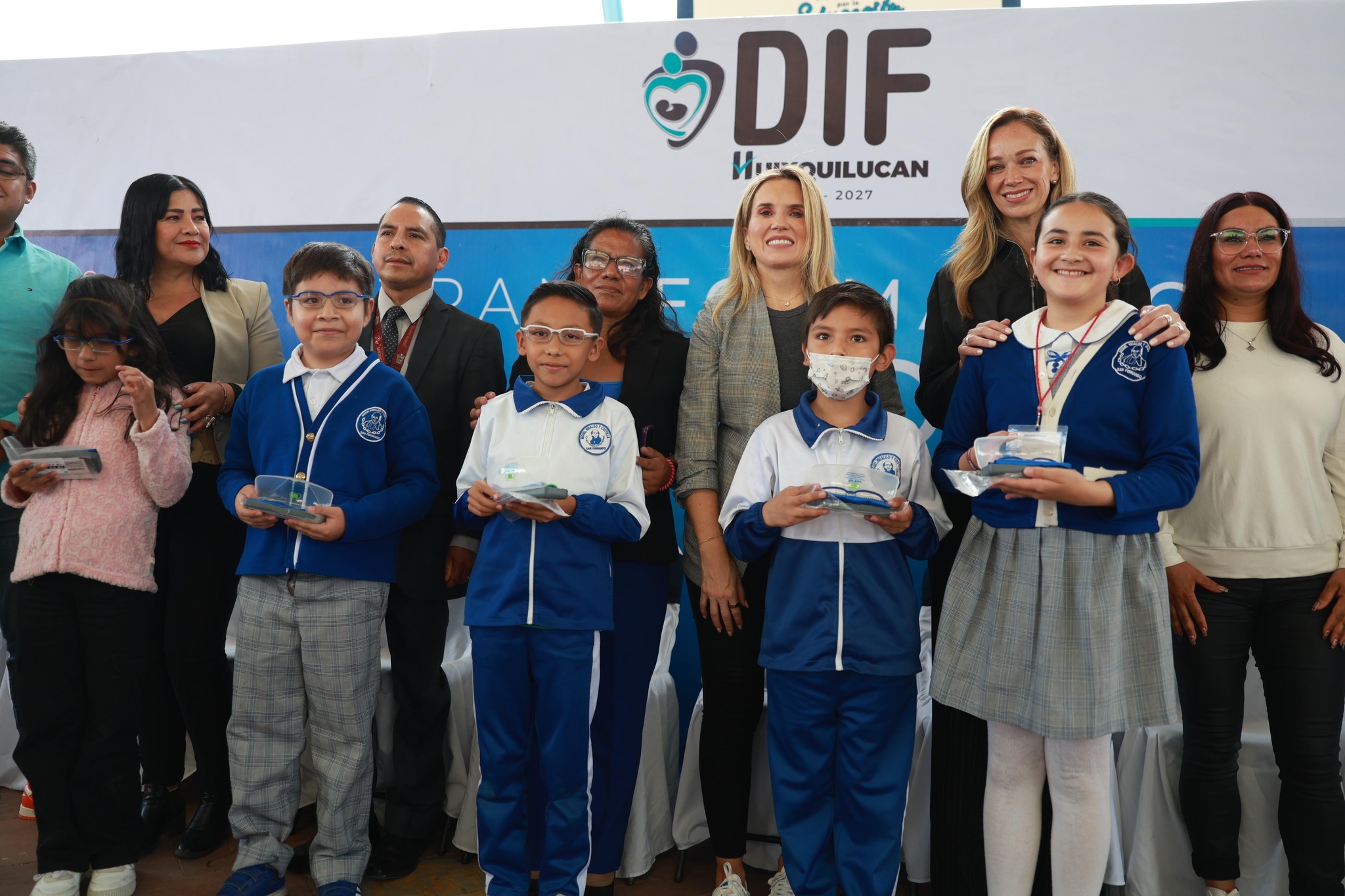 Entrega de 170 lentes a estudiantes en Huixquilucan