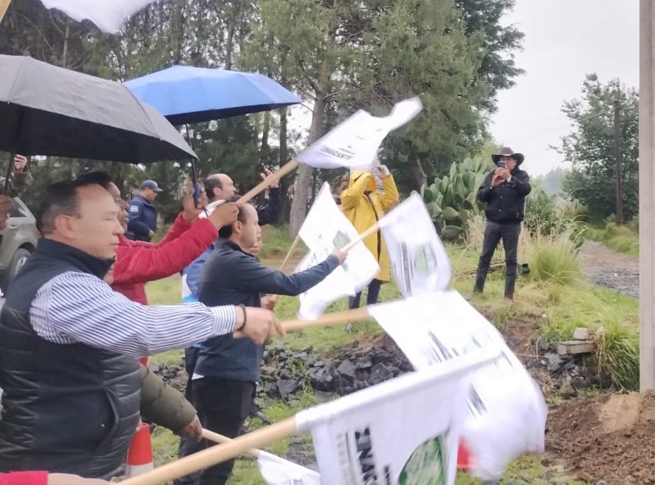 Manuel Vilchis impulsa ampliación de red eléctrica en Zinacantepec