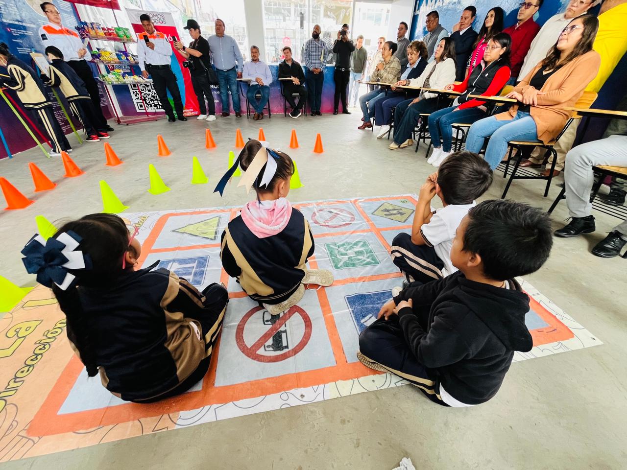 Grupo Bimbo dona ecobancas y aula vial en Lerma