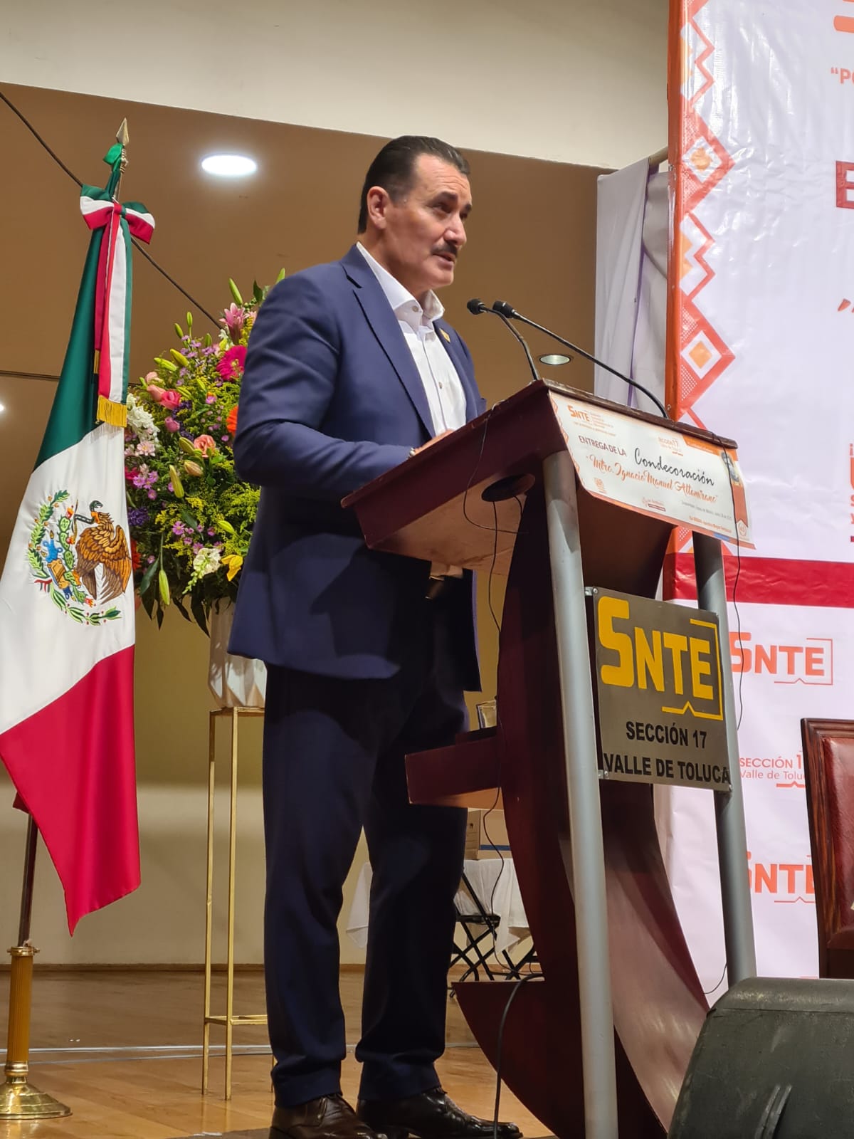 Sección 17 del SNTE rinde homenaje a docentes con 40 años de servicio