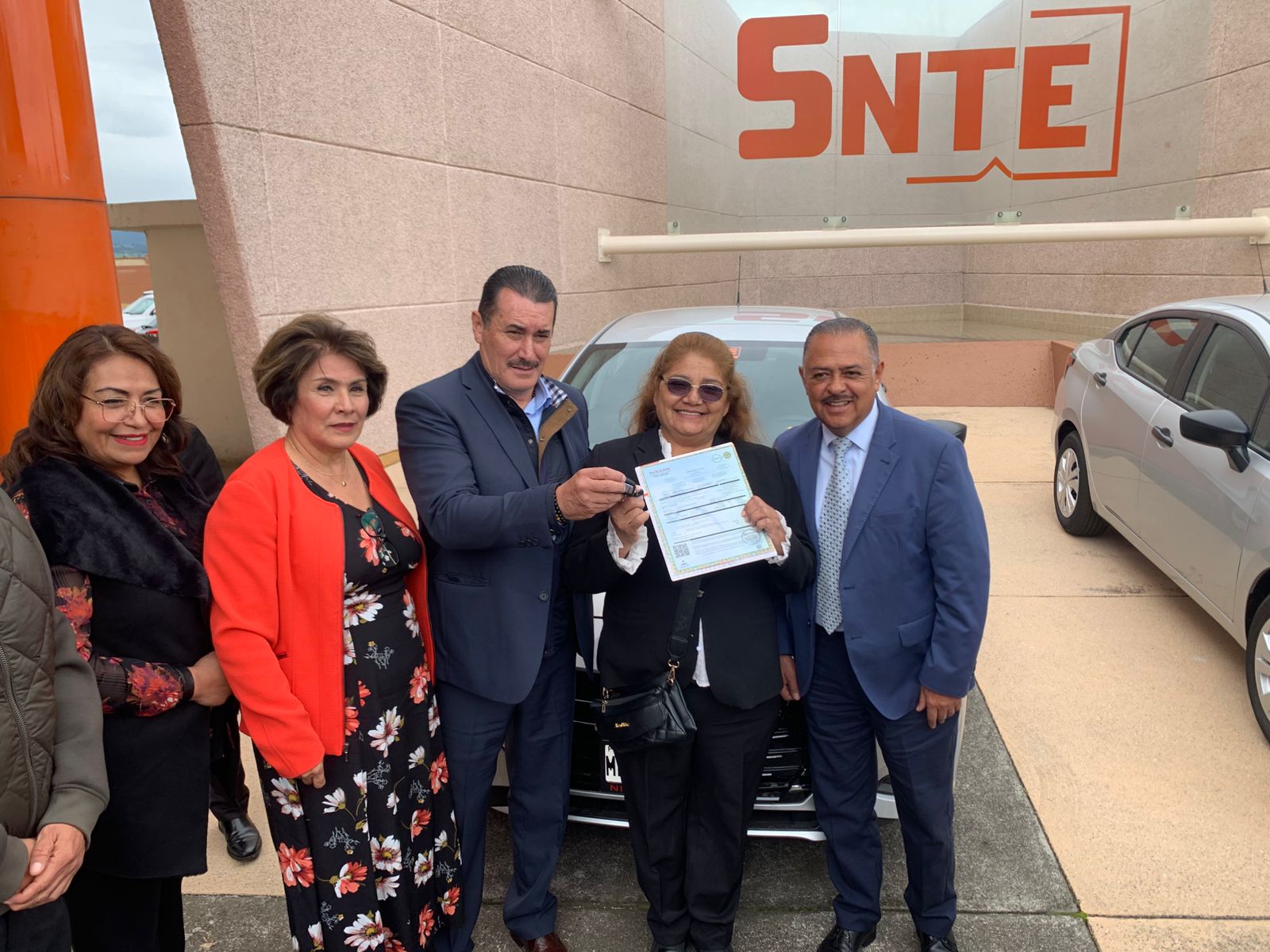 Sección 17 del SNTE entrega vehículos y motonetas