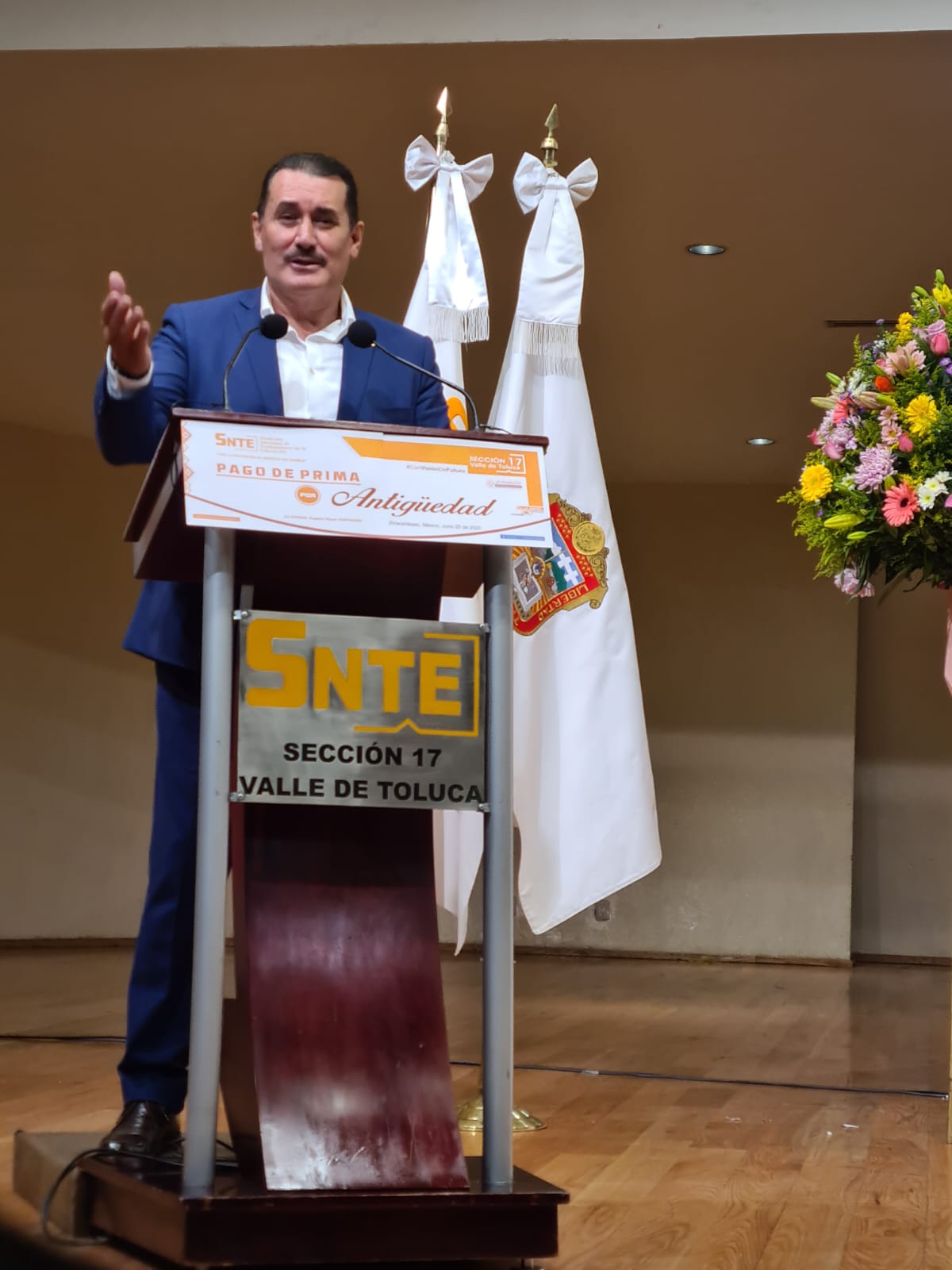 Entrega de primas de antigüedad a maestras y maestros de la Sección 17 del SNTE