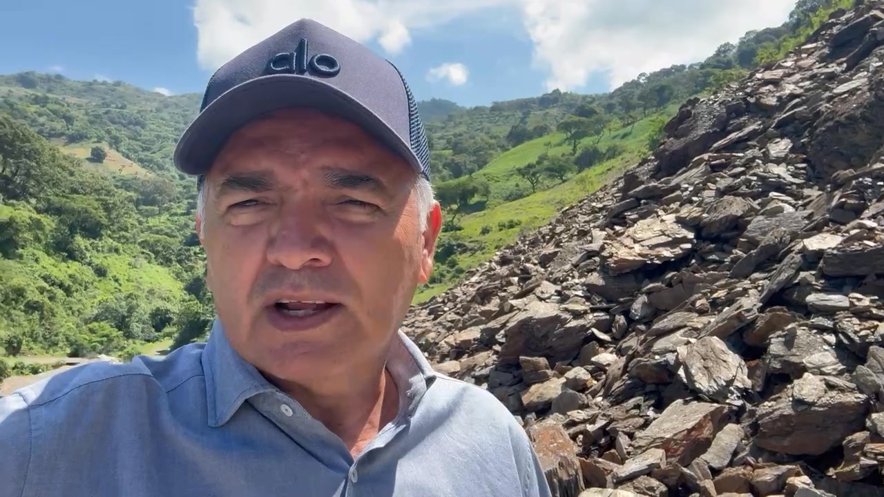 Deslave bloquea camino rural en Tejupilco