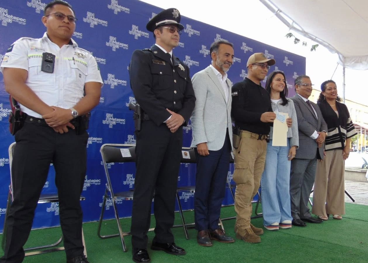 Entrega de equipo táctico y reconocimiento a policías en Metepec