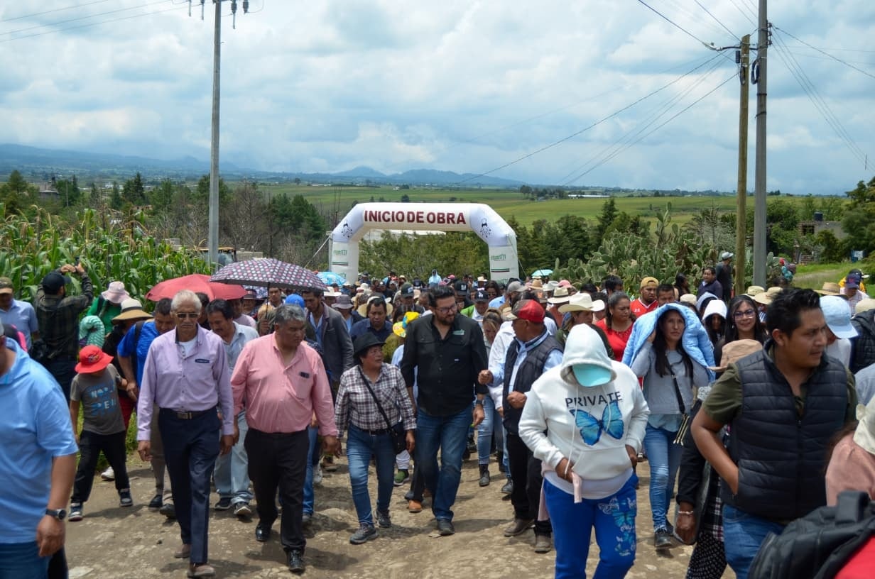 Inicia construcción de caminos y entrega tinacos en Almoloya de Juárez
