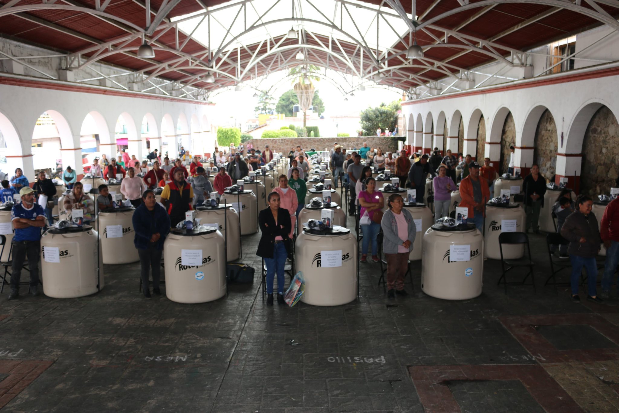 Coatepec Harinas: Entrega de tinacos beneficia a decenas de familias