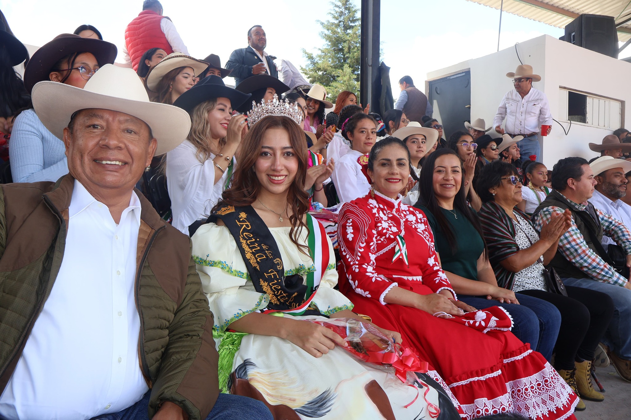 Alcaldesa anuncia renovación del Lienzo Charro de Otzolotepec