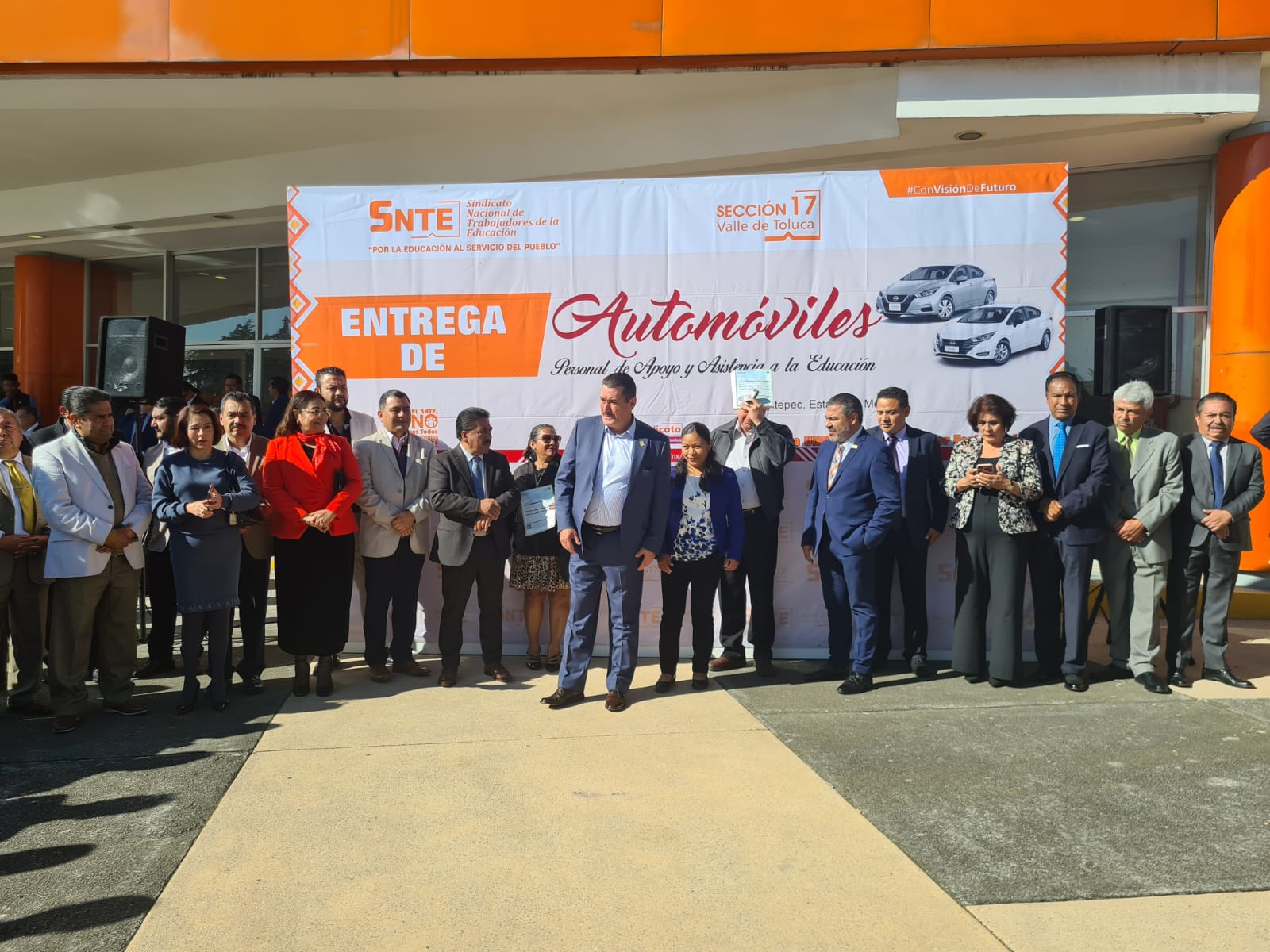 SNTE Sección 17 reconoce al personal de apoyo con entrega de vehículos