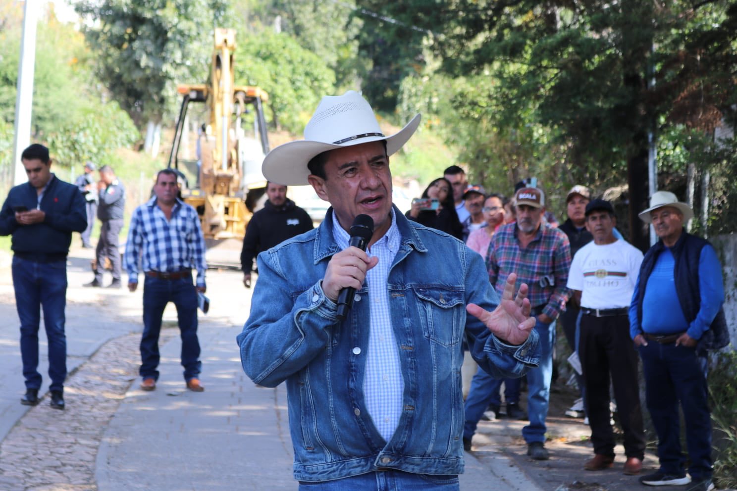 Inicia pavimentación en Cochisquila, Coatepec Harinas