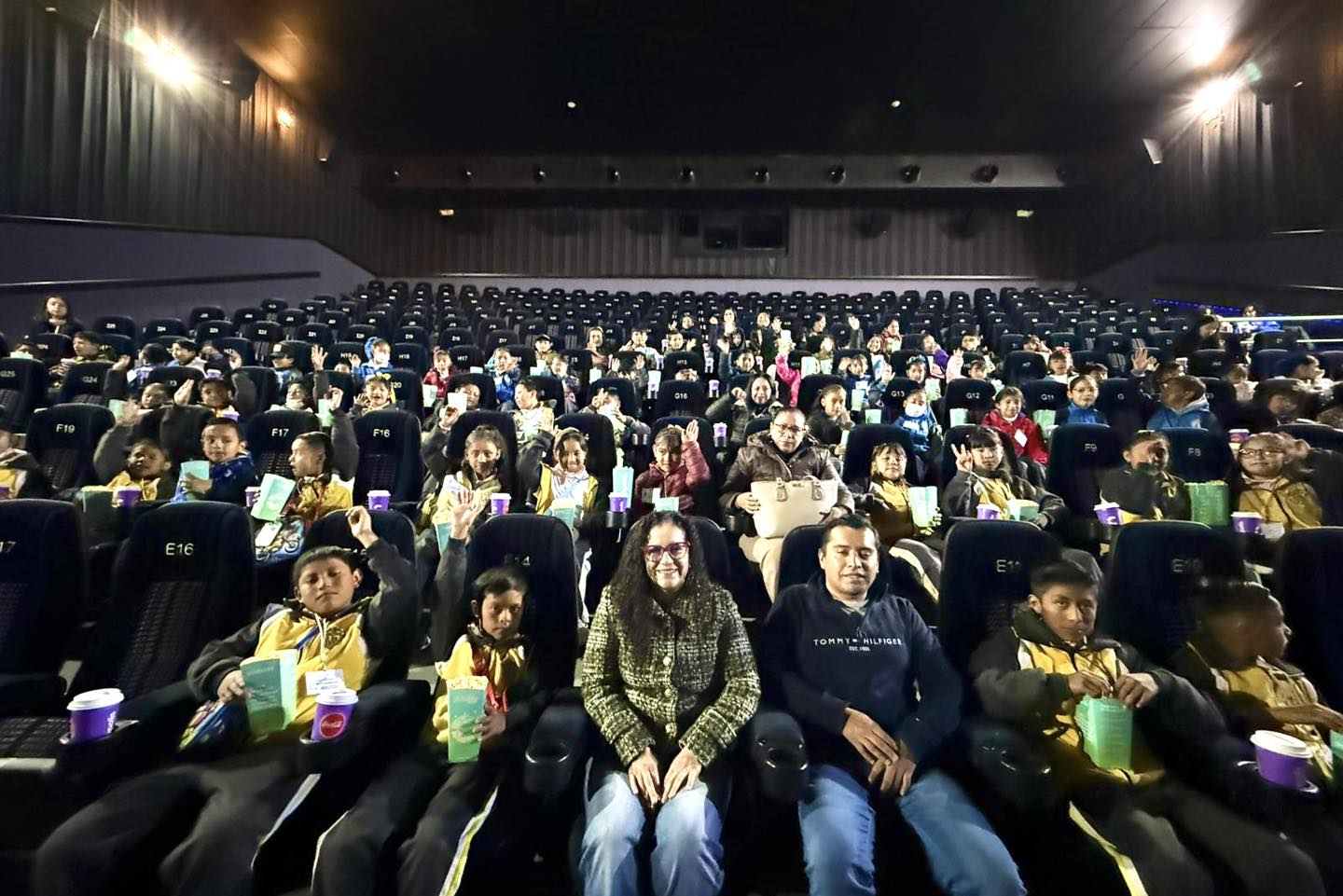 Alcaldesa de Otzolotepec acerca a estudiantes al cine
