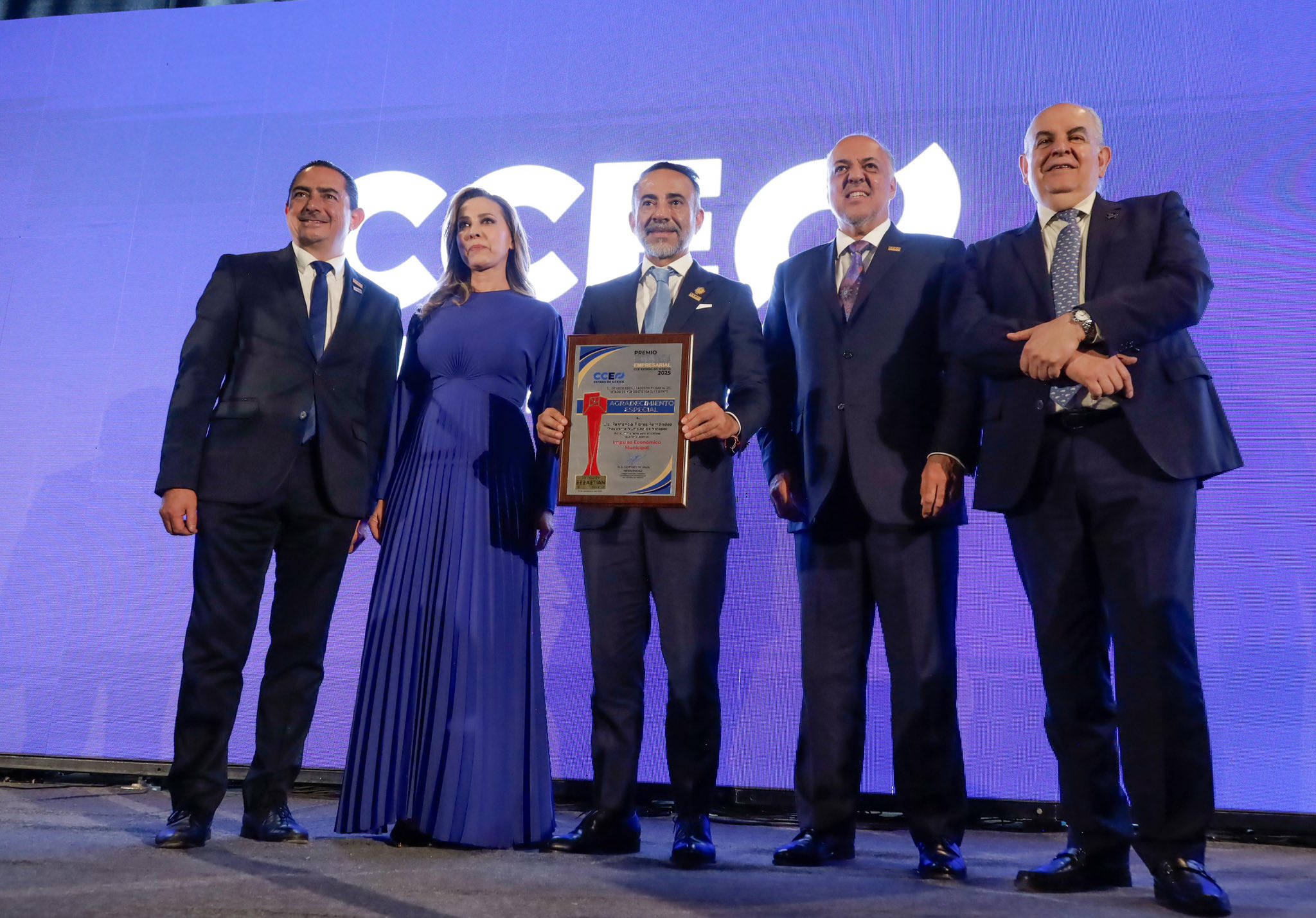 Flores Fernández recibe premio empresarial del CCE