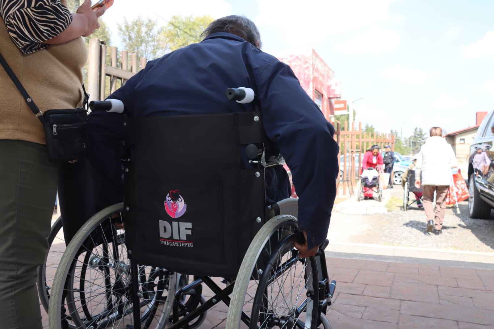 Entrega de apoyos funcionales en Zinacantepec