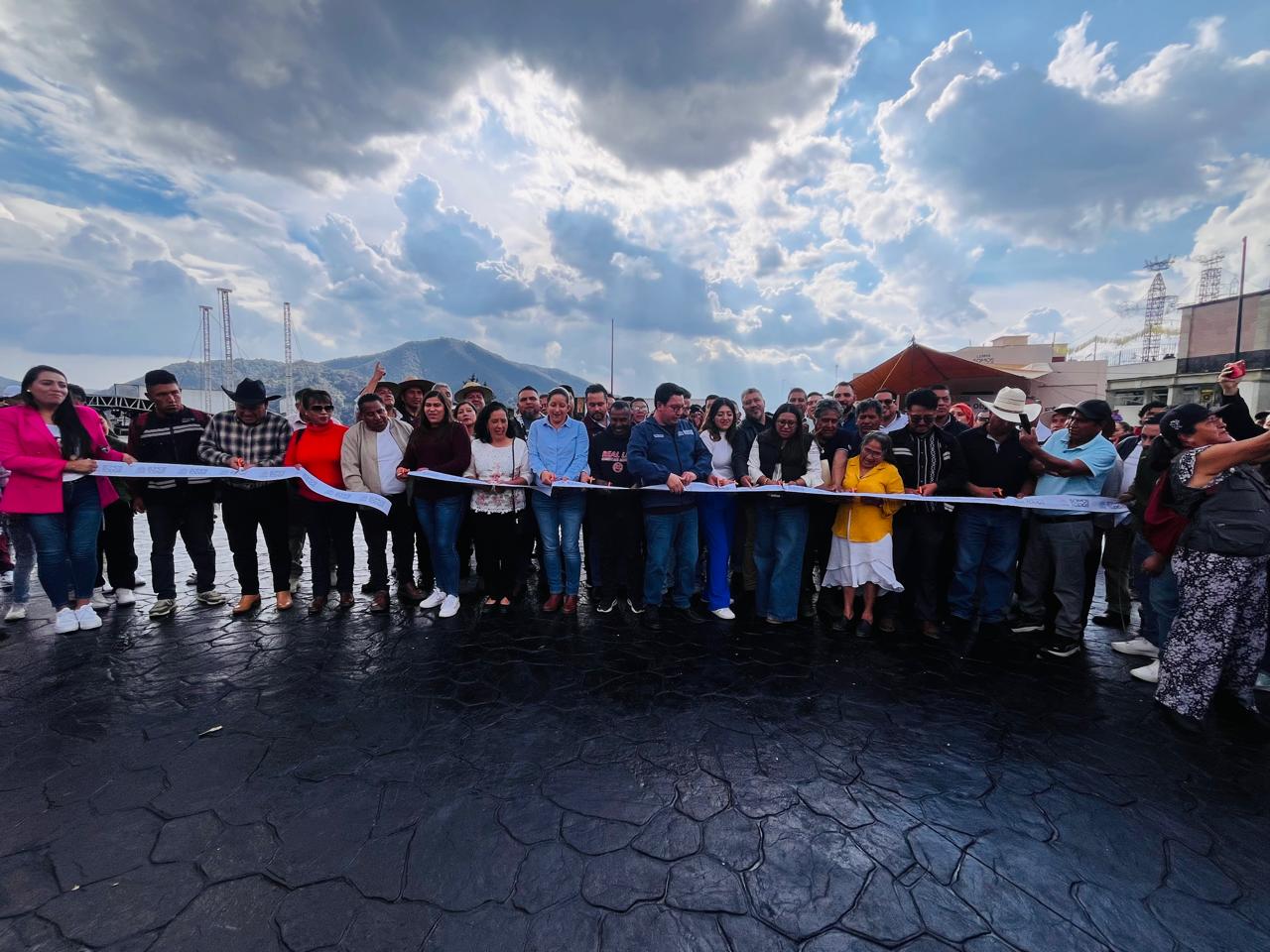 Entrega Gobierno de Lerma nueva Plaza Cívica