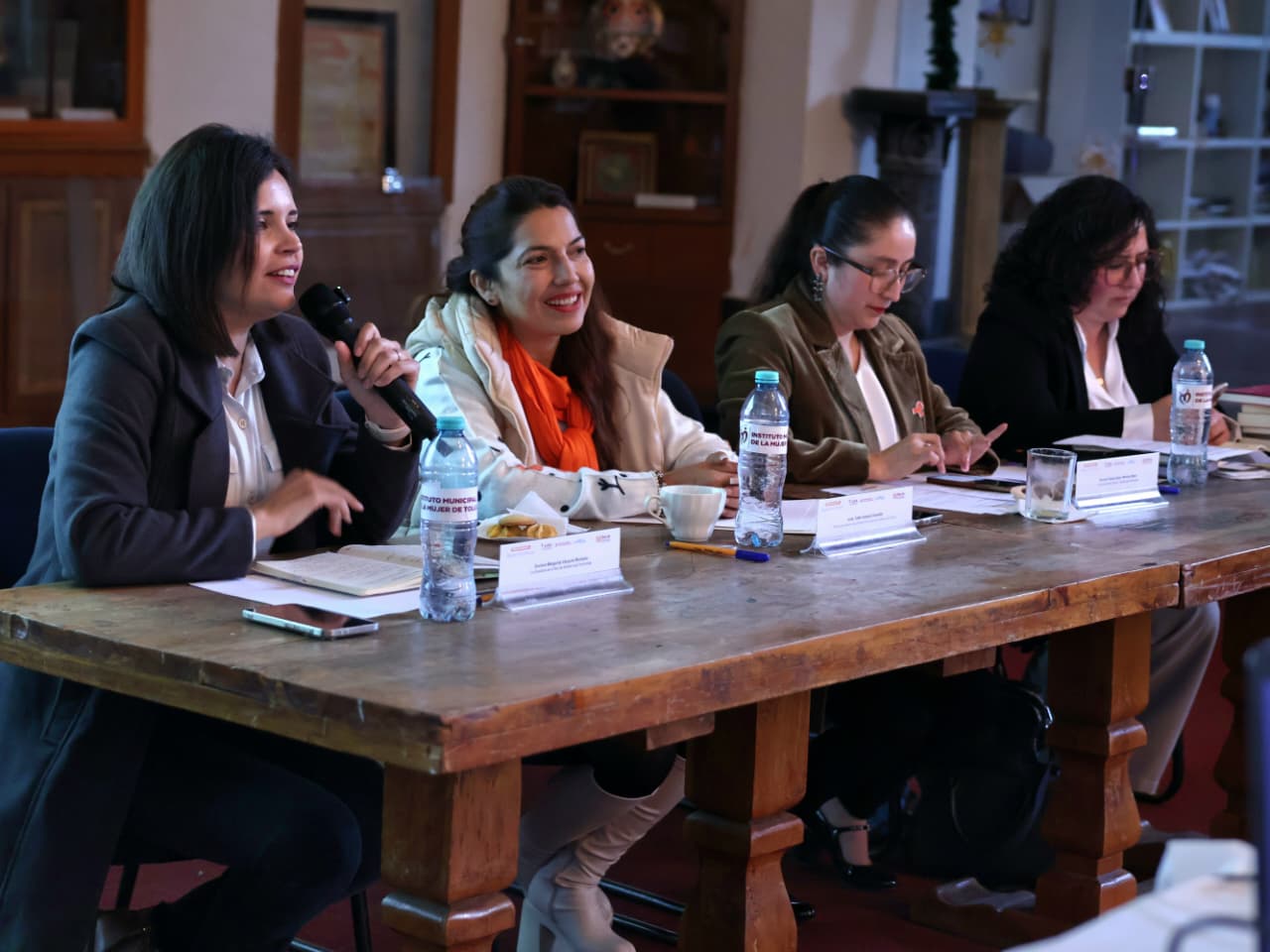 Reflexionan en Toluca sobre la aportación histórica de las mujeres