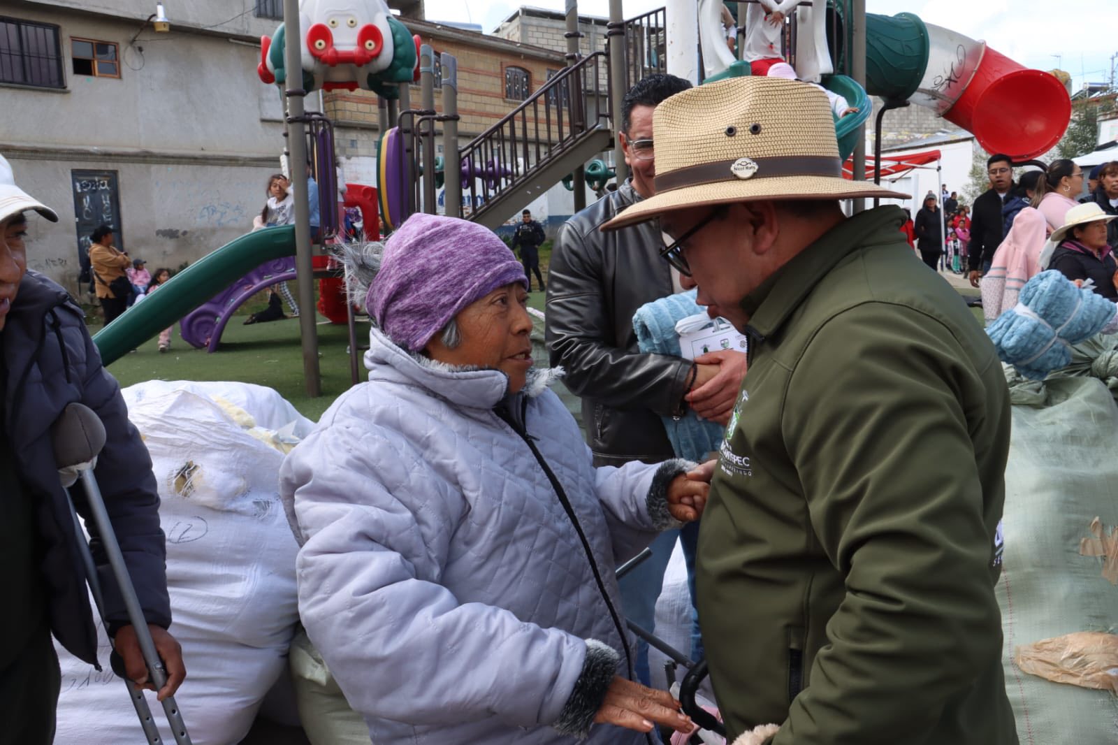 Zinacantepec concluye entrega de apoyos invernales