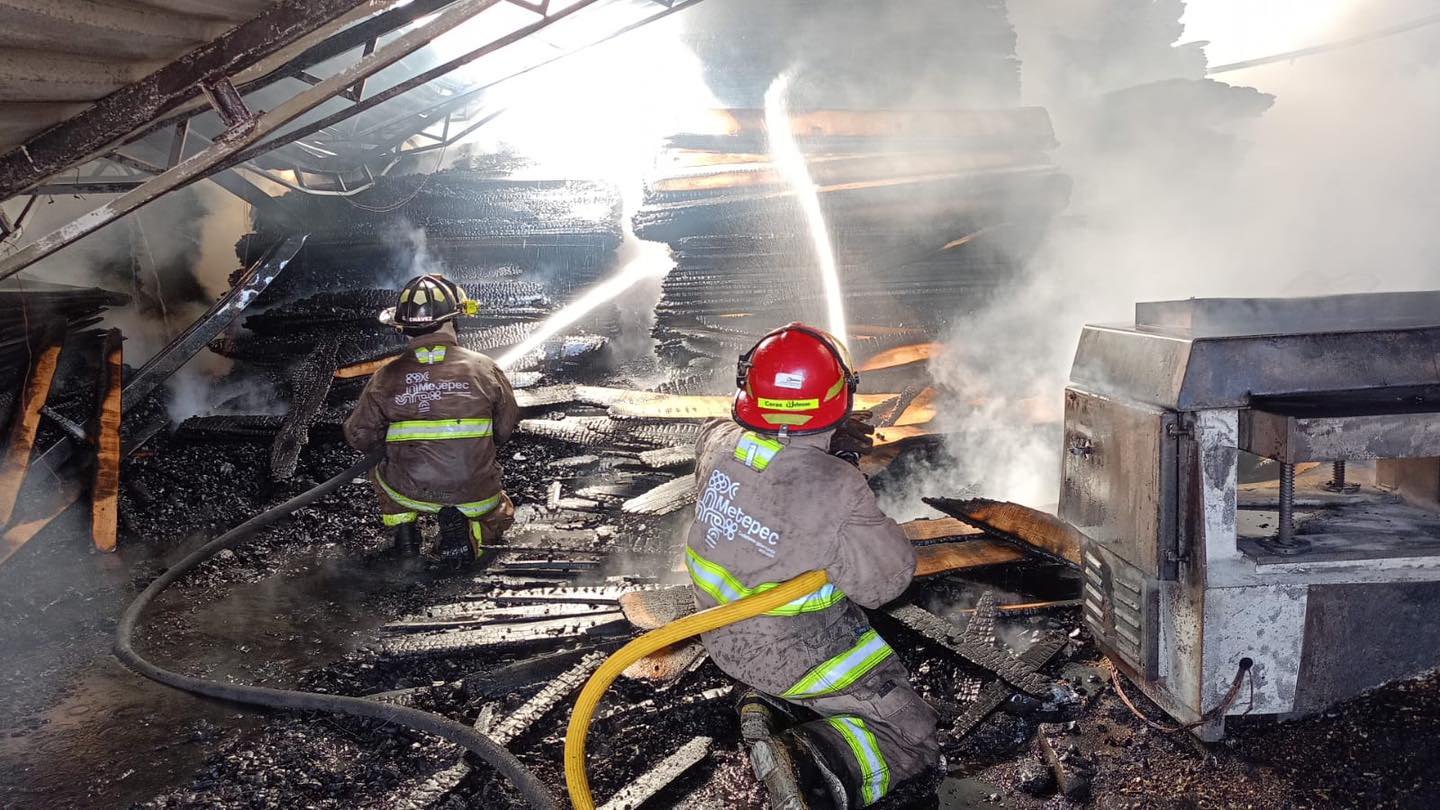 Fuerte incendio en Lerma recibe apoyo de Metepec y Otzolotepec