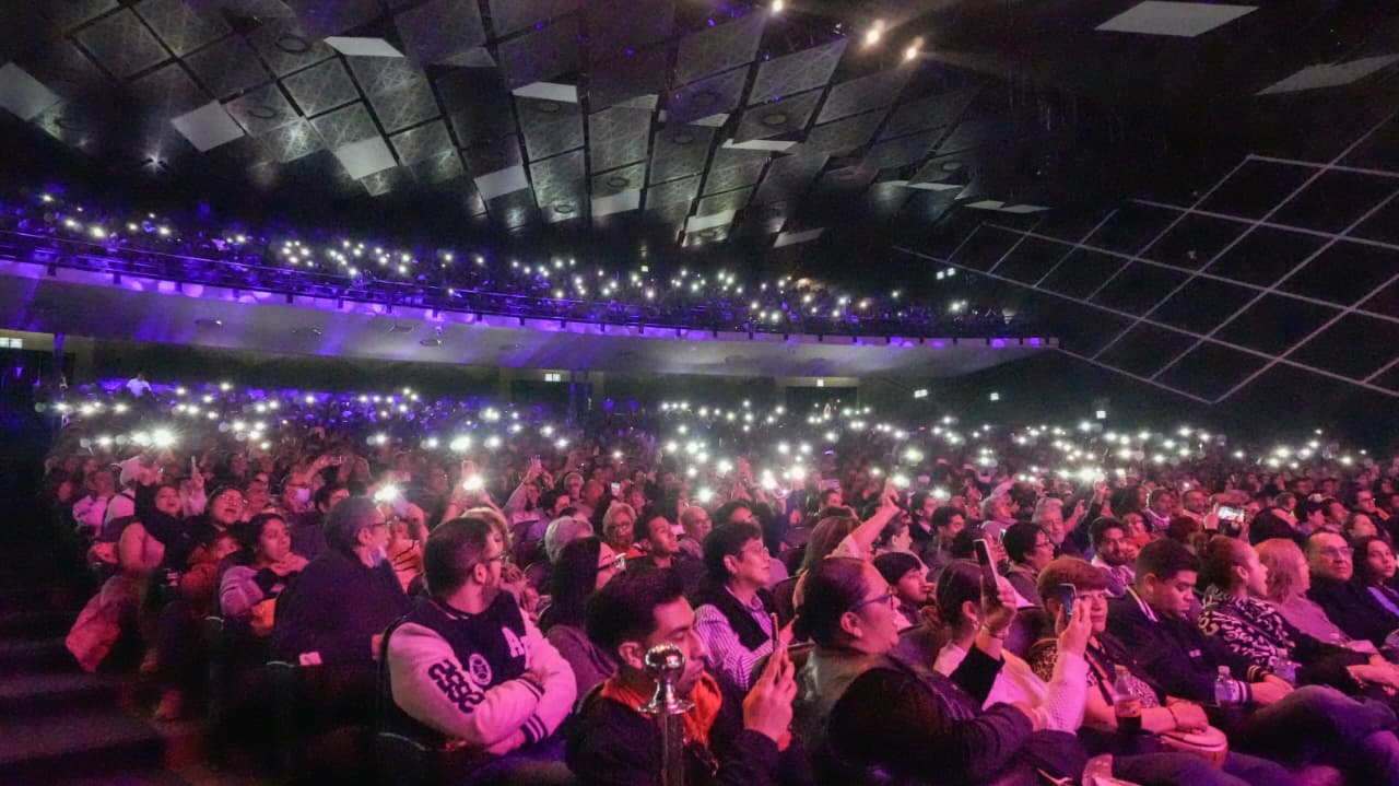 Juan Gabriel Sinfónico desborda el Teatro Morelos