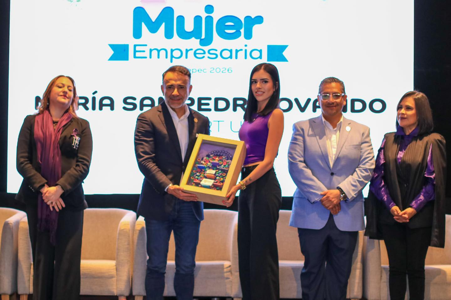 Fernando Flores entrega el premio “Mujer Empresaria Metepec 2026”