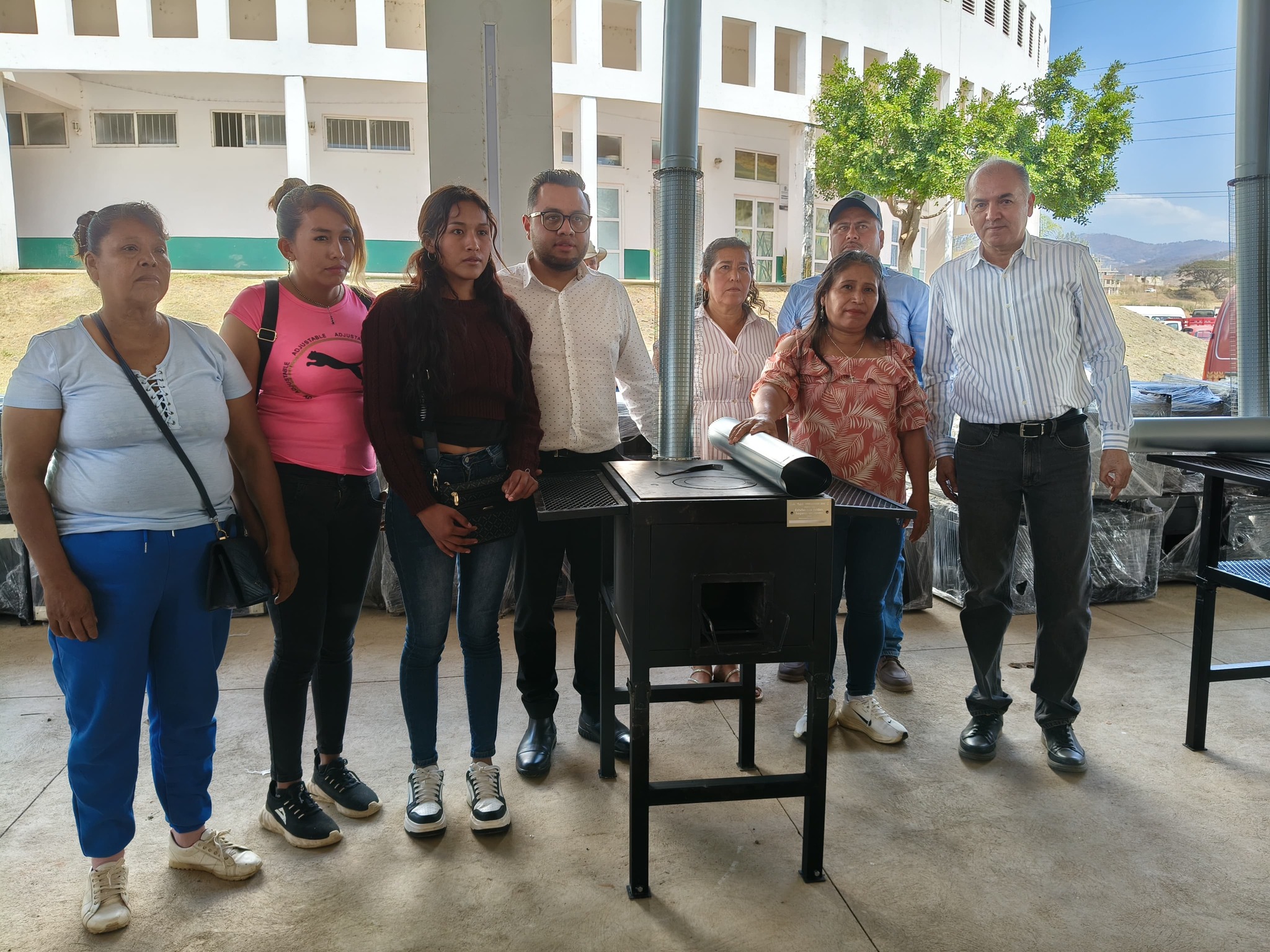 Nueva entrega de estufas ecológicas en Tejupilco