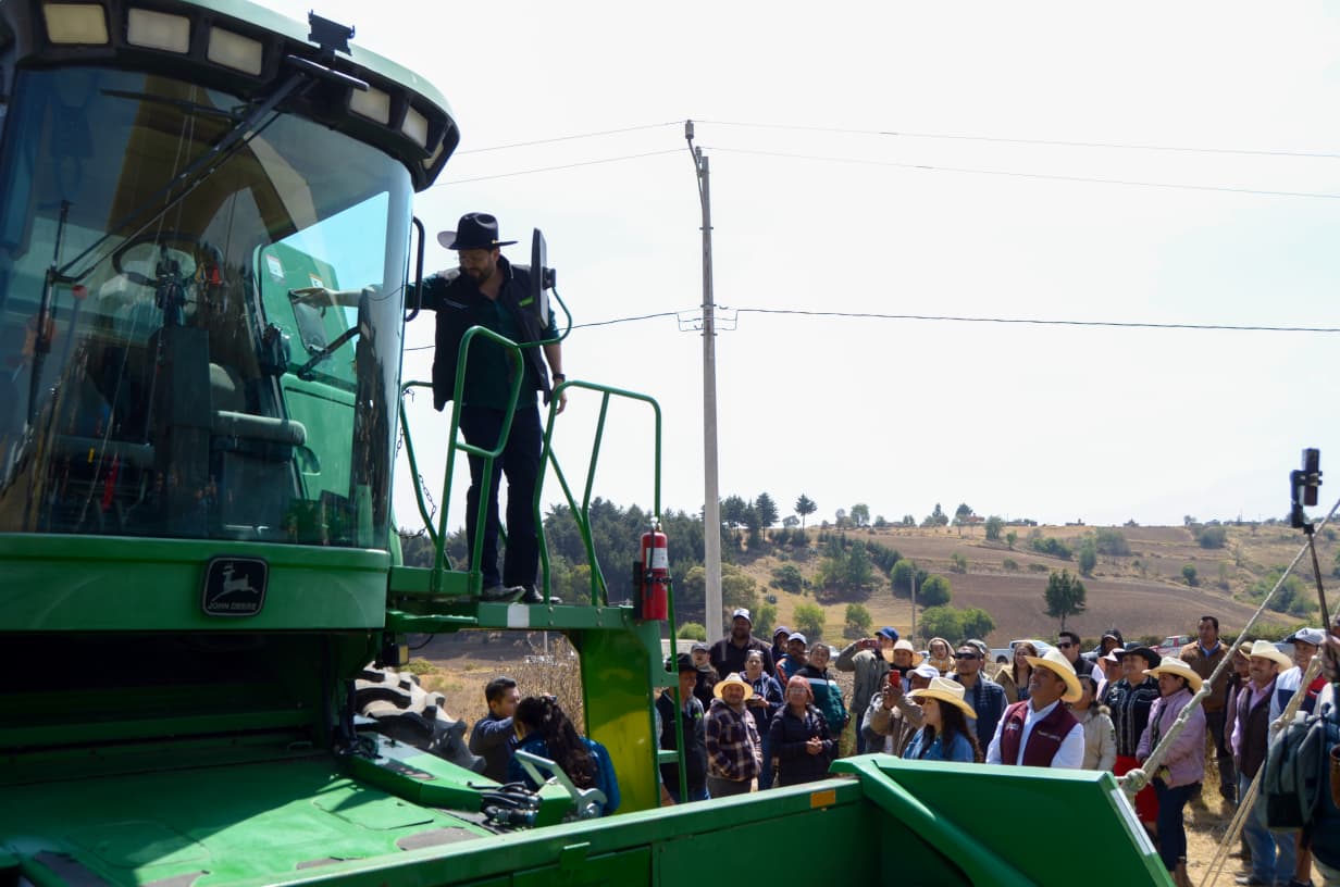 Entregan maquinaria y dron agrícola en Almoloya de Juárez