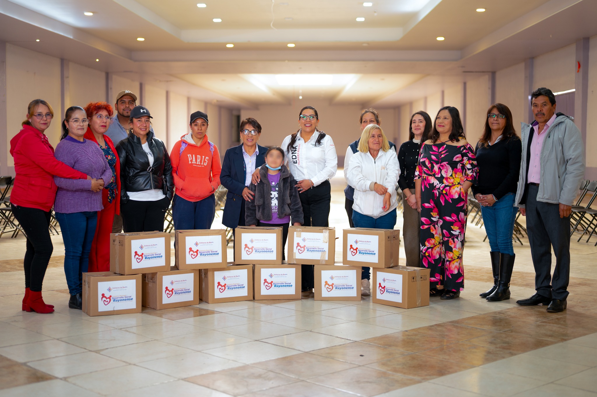 Edna Talavera entrega nuevos apoyos del programa “La Rayonense”