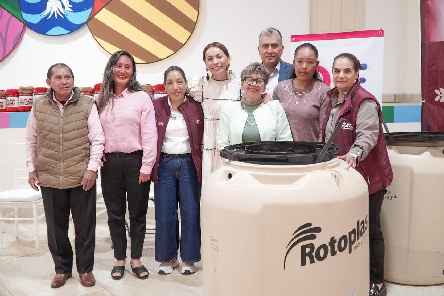 Distribuyen tinacos y cobertores en Mexicaltzingo