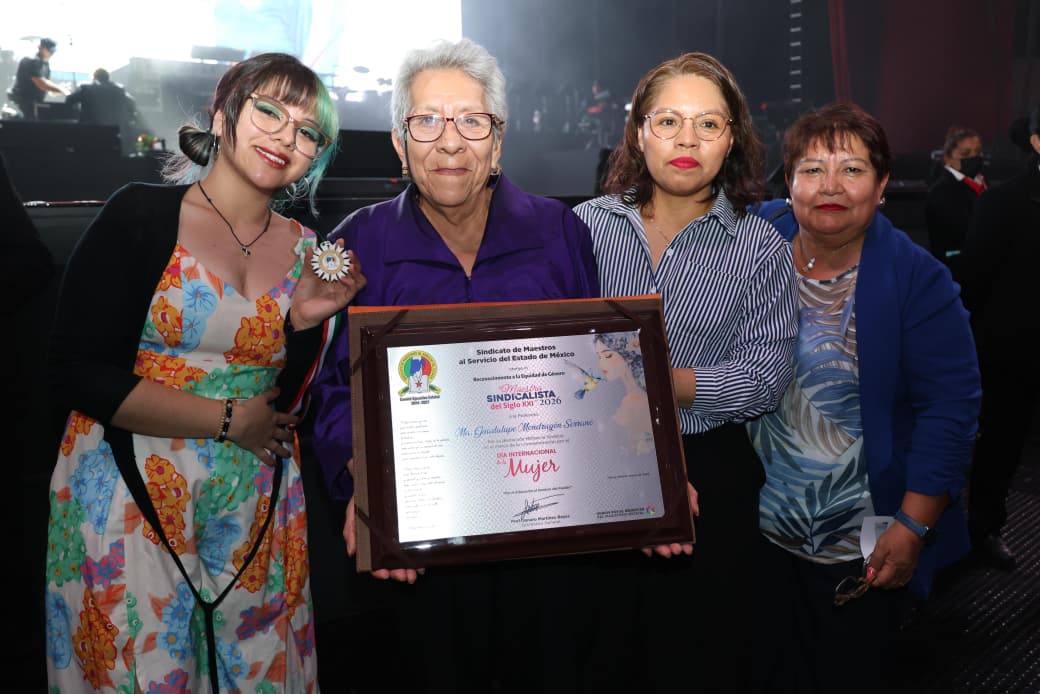 SMSEM reconoce a dos maestras por su liderazgo sindical