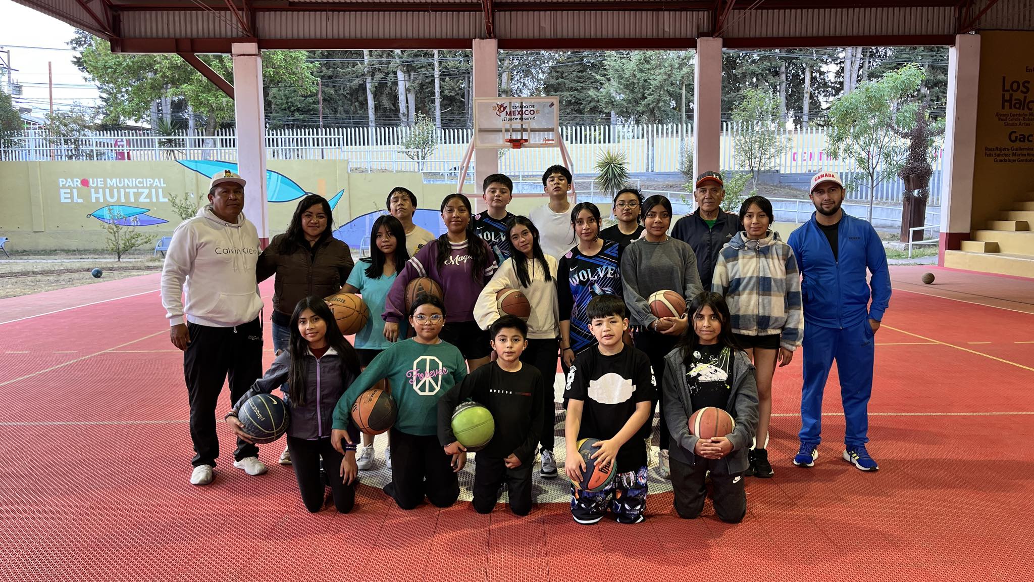 Alcaldesa de Rayón respalda a campeones de basquetbol