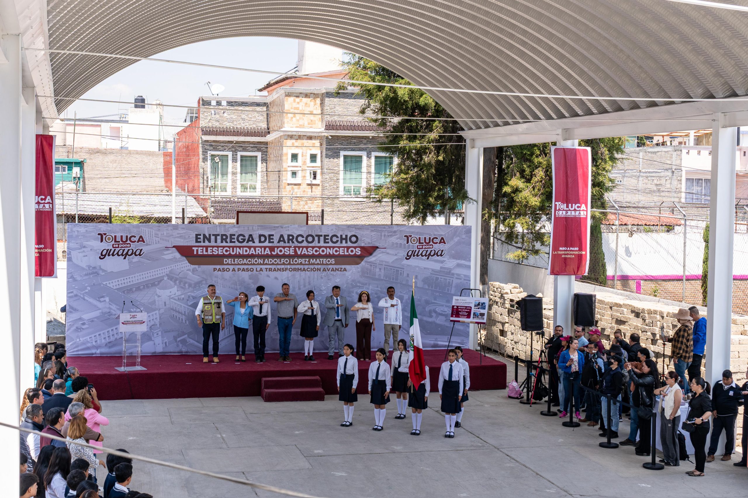 Entregan arcotecho en telesecundaria de Toluca