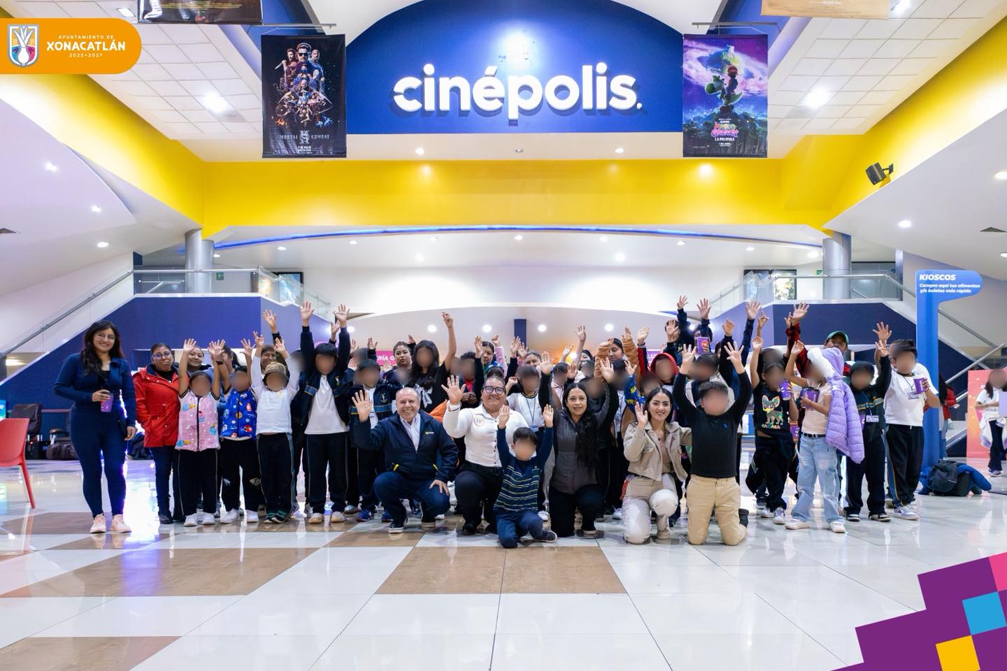 Llevan a alumnos al cine en Xonacatlán