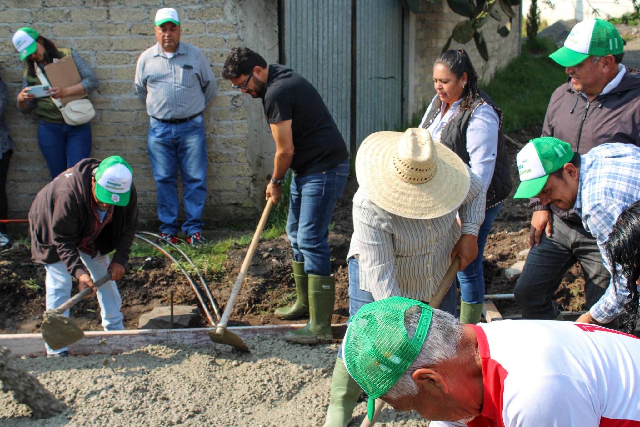Avanza rehabilitación comunitaria de caminos en Almoloya de Juárez