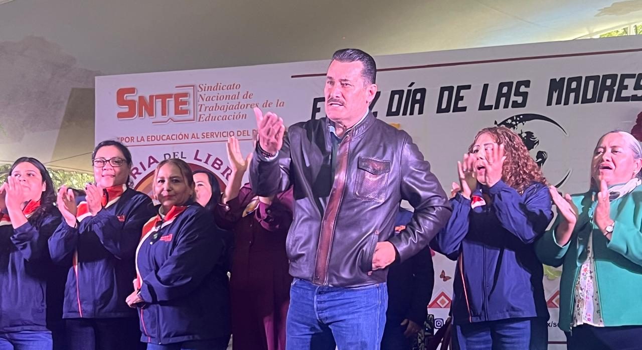 La Sección 17 del SNTE honra a las madres en la Feria del Libro y la Cultura