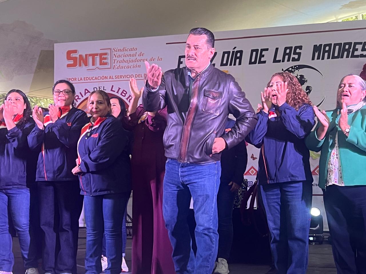 La Sección 17 del SNTE honra a las madres en la Feria del Libro y la Cultura