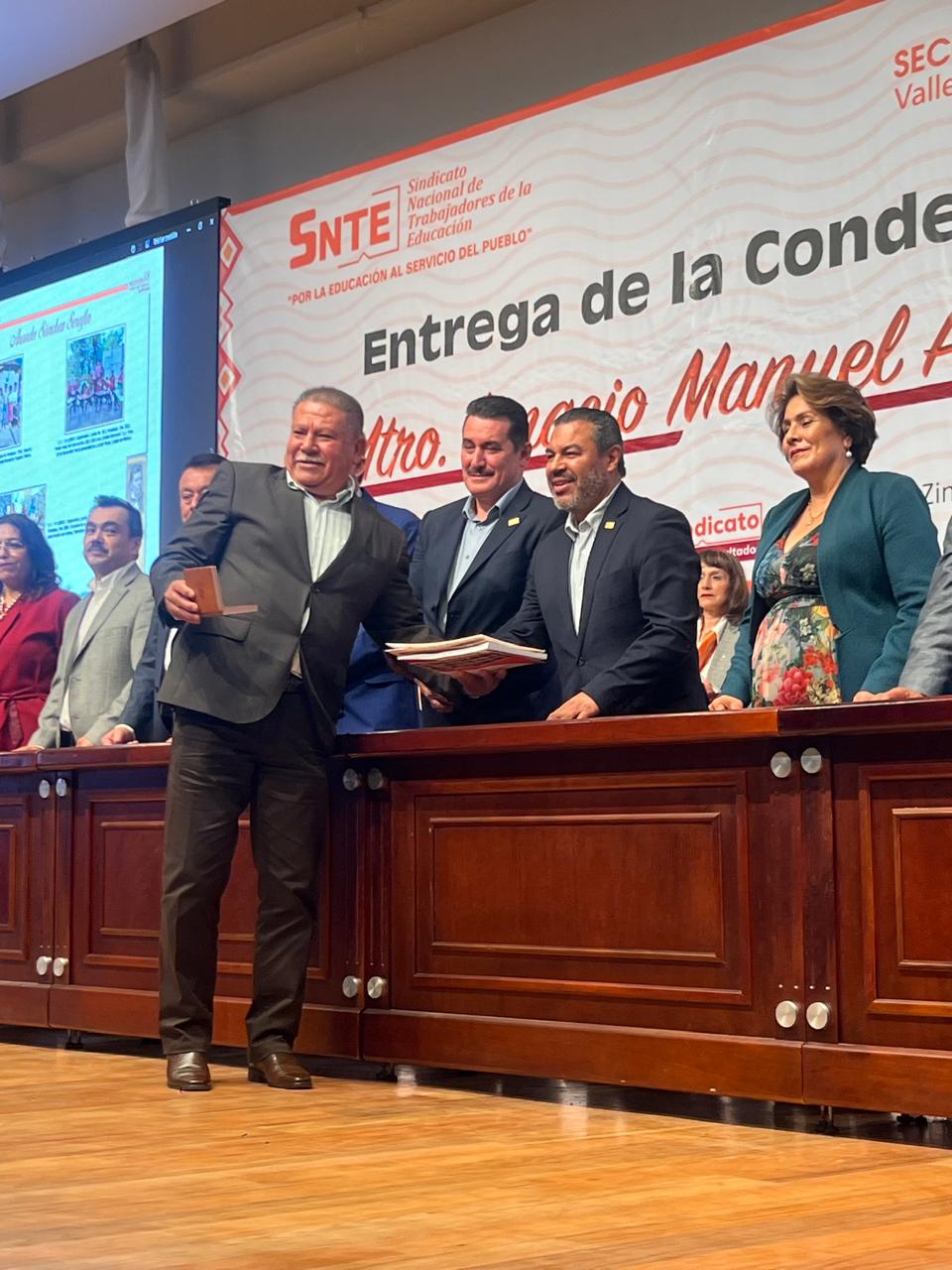 SNTE Valle de Toluca premia 40 años de servicio en el Día del Maestro